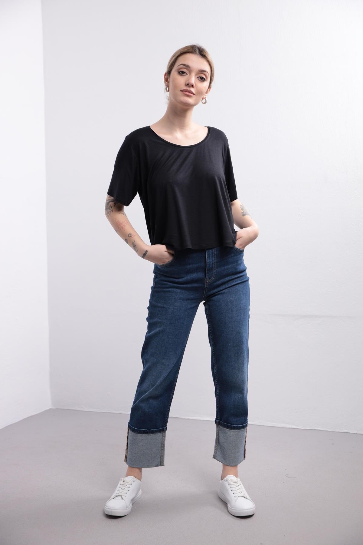 Siyah Yuvarlak Yaka Tshirt - Şaman Butik Siyah Yuvarlak Yaka Tshirt