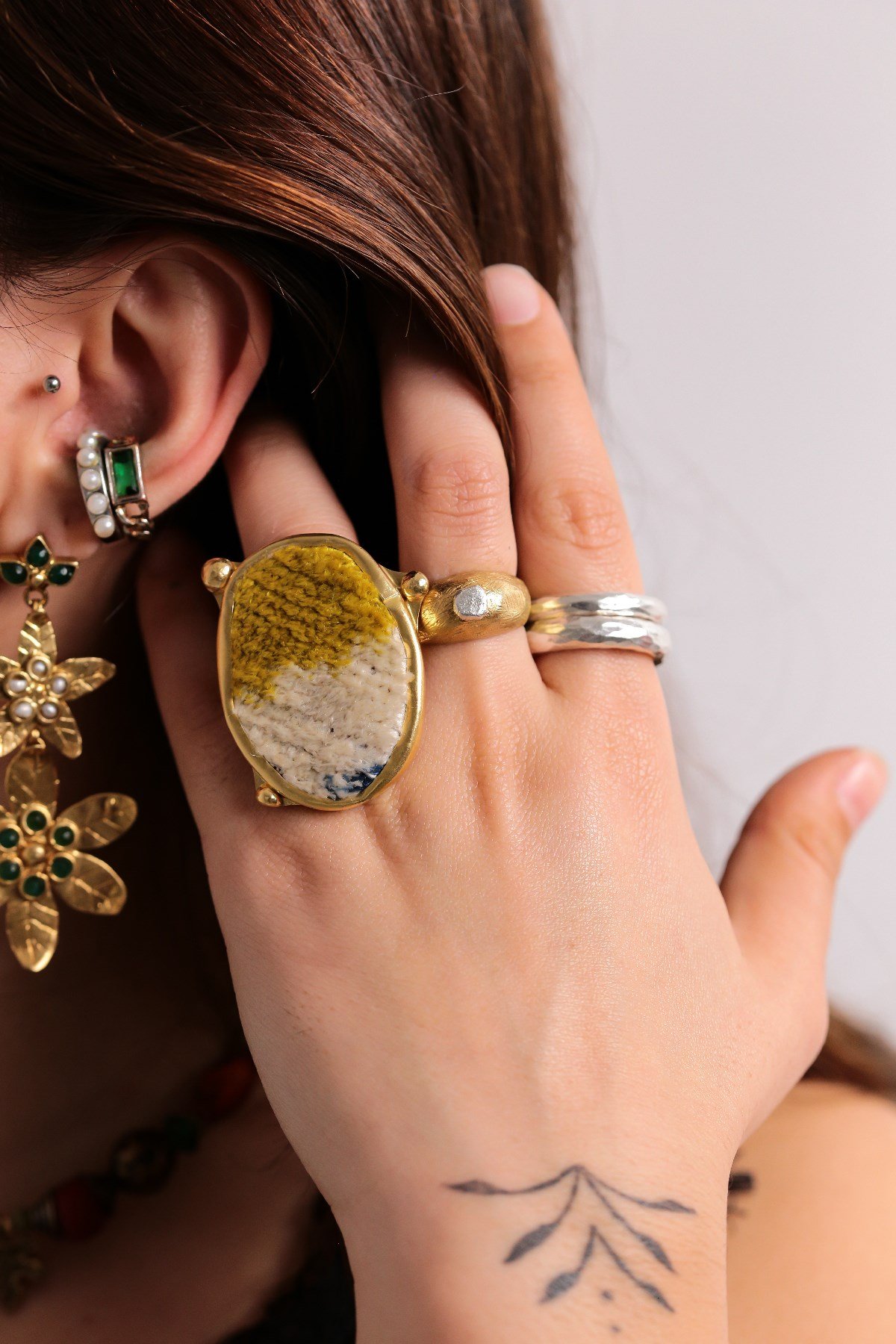 Sarı Beyaz Kadife Detaylı Tasarım Bronz Yüzük - Şaman Butik Sarı Beyaz Kadife Detaylı Tasarım Bronz Yüzük