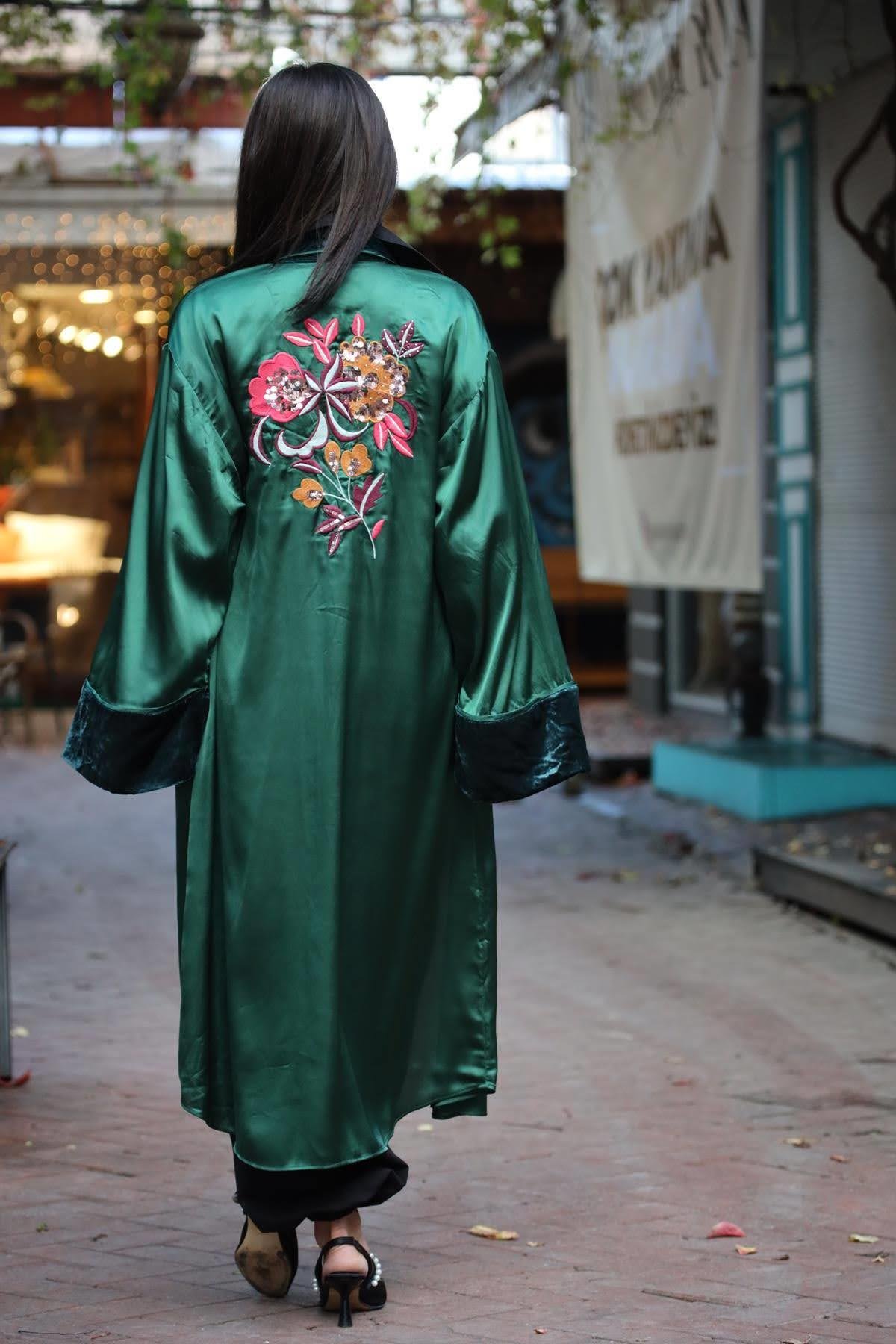 Zümrüt Yeşili Sırtı Nakışlı Kadife Detaylı İpek Kimono