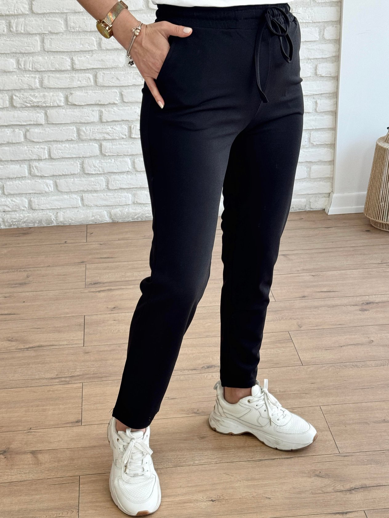 Carrot Fit Elastic Waist Pants with Pockets BLACK