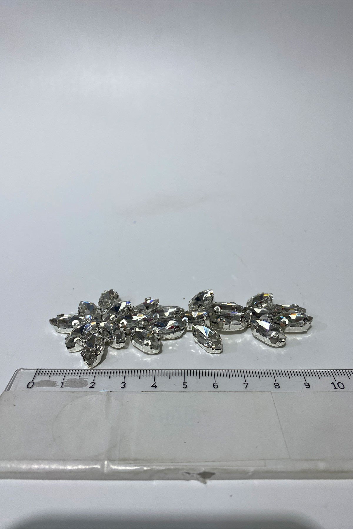 Gümüş Yaprak Desen Mekik Cam Aplik Taşlı Motif