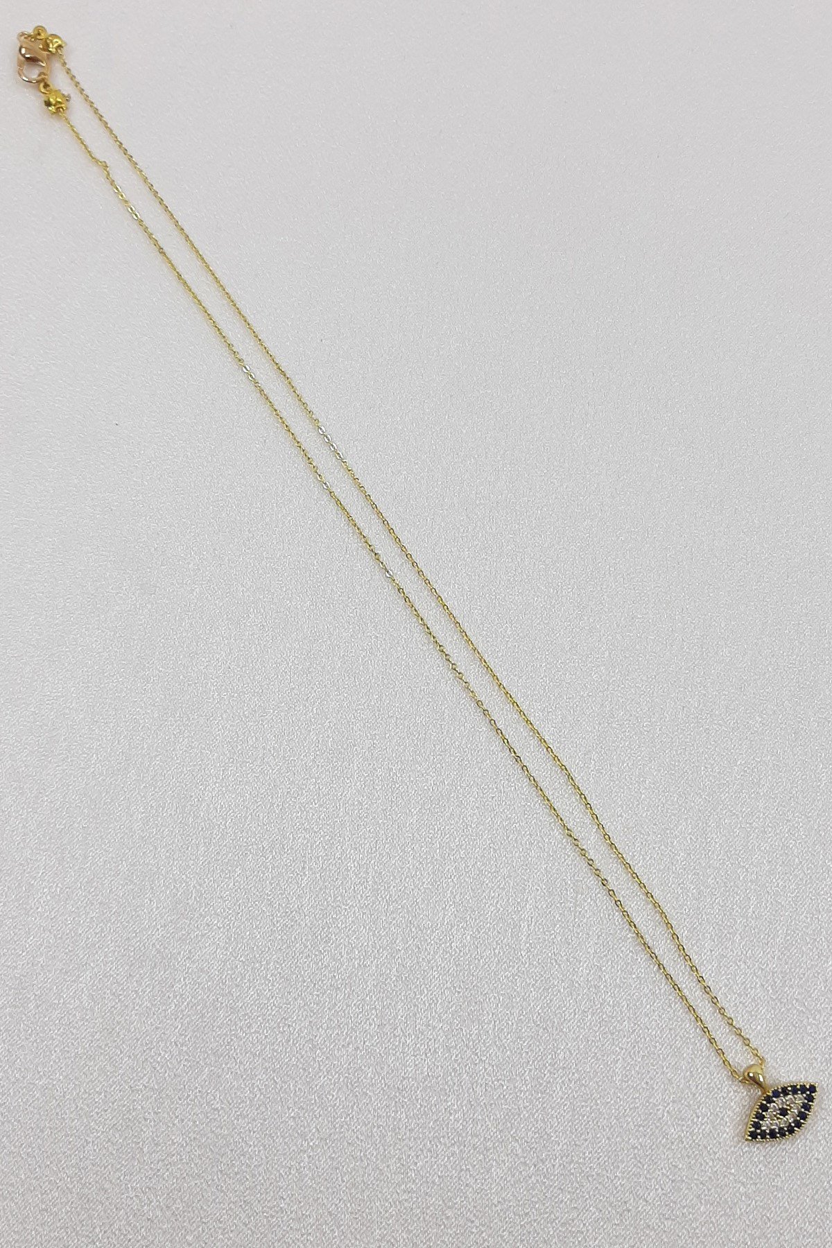 Black Eye Detailed Chain Necklace
