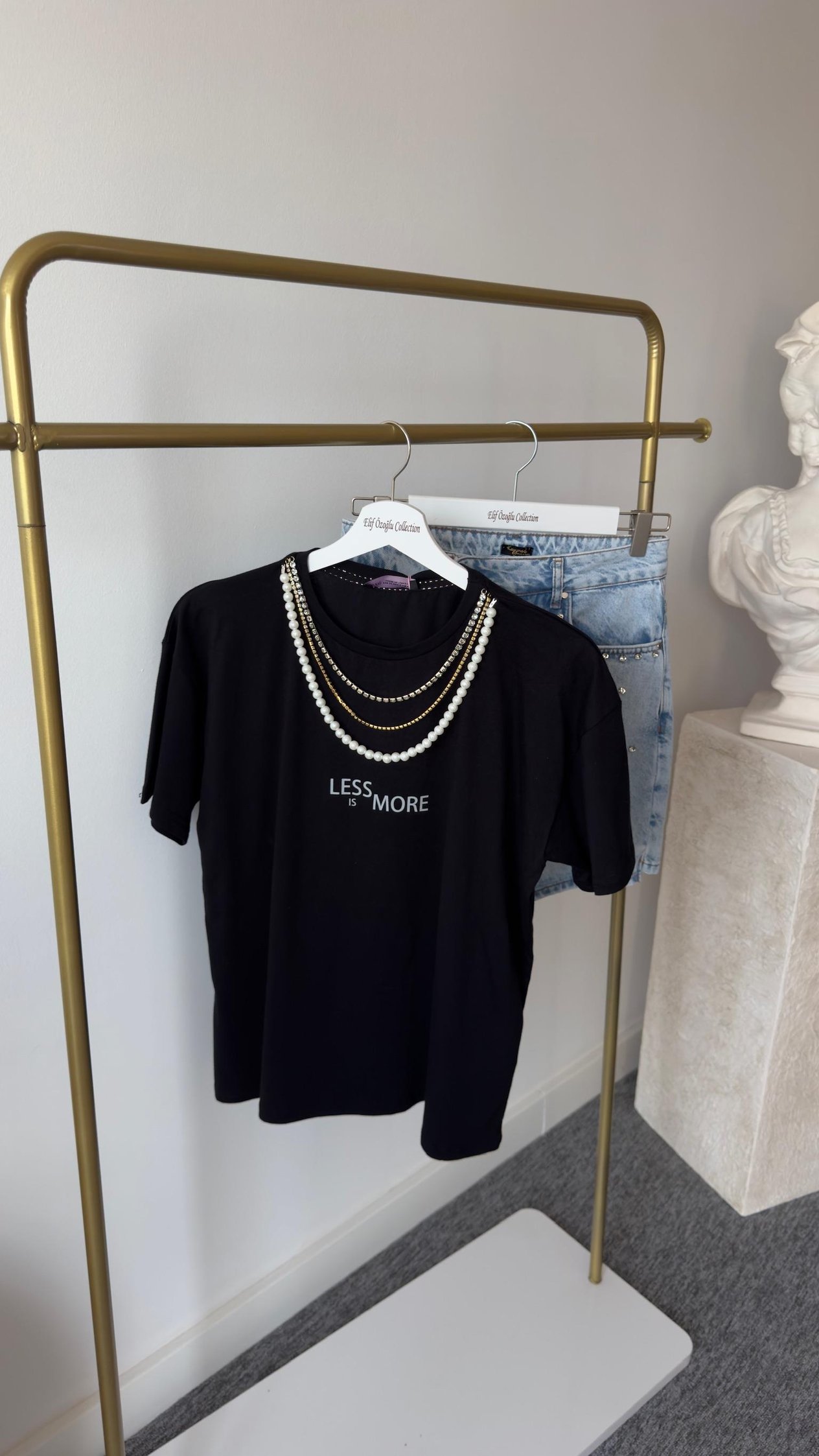 Kolye Detaylı Yazılı Siyah Tshirt