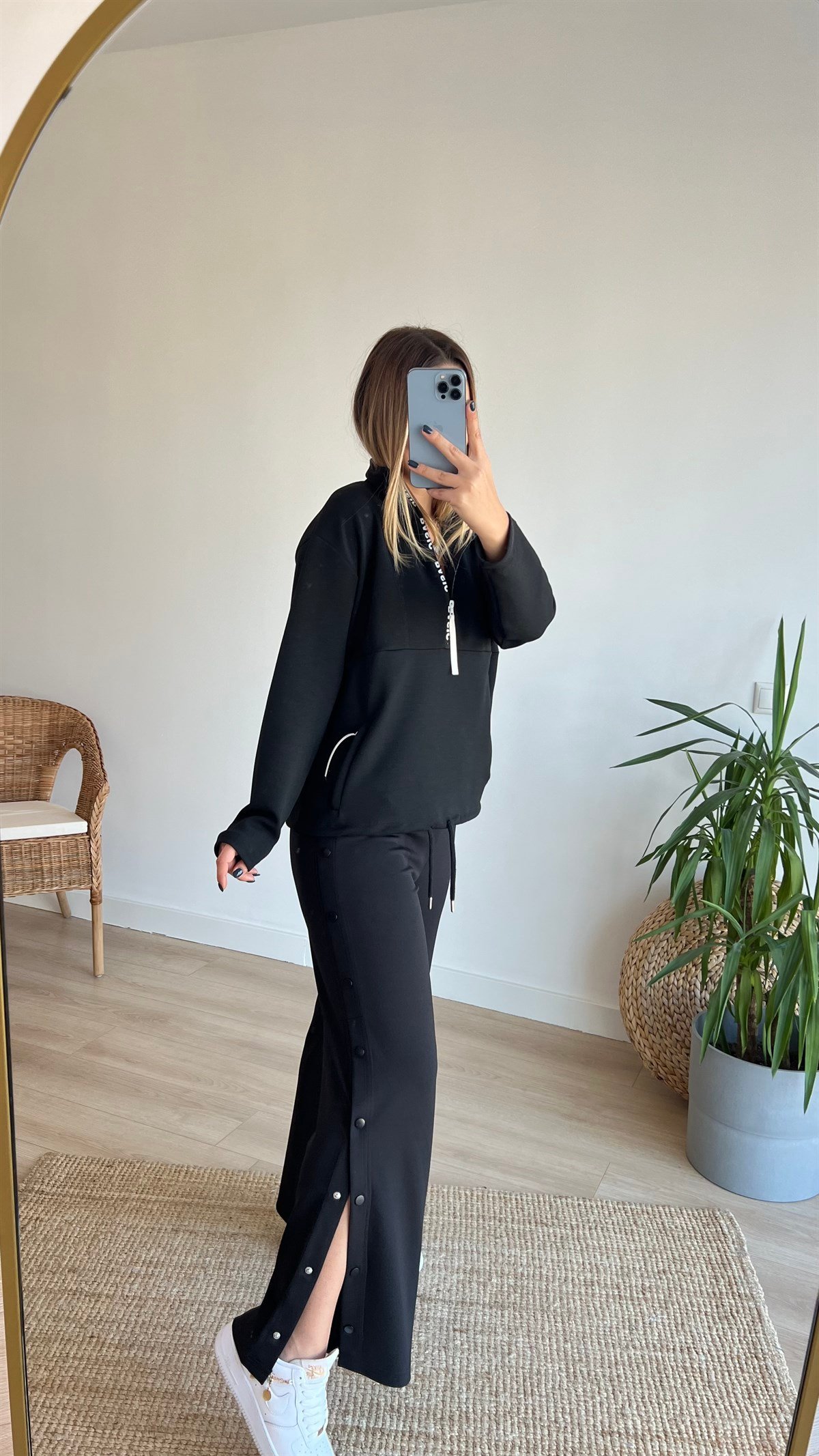 Dik Yaka Basic Yazı Detaylı Siyah Sweat
