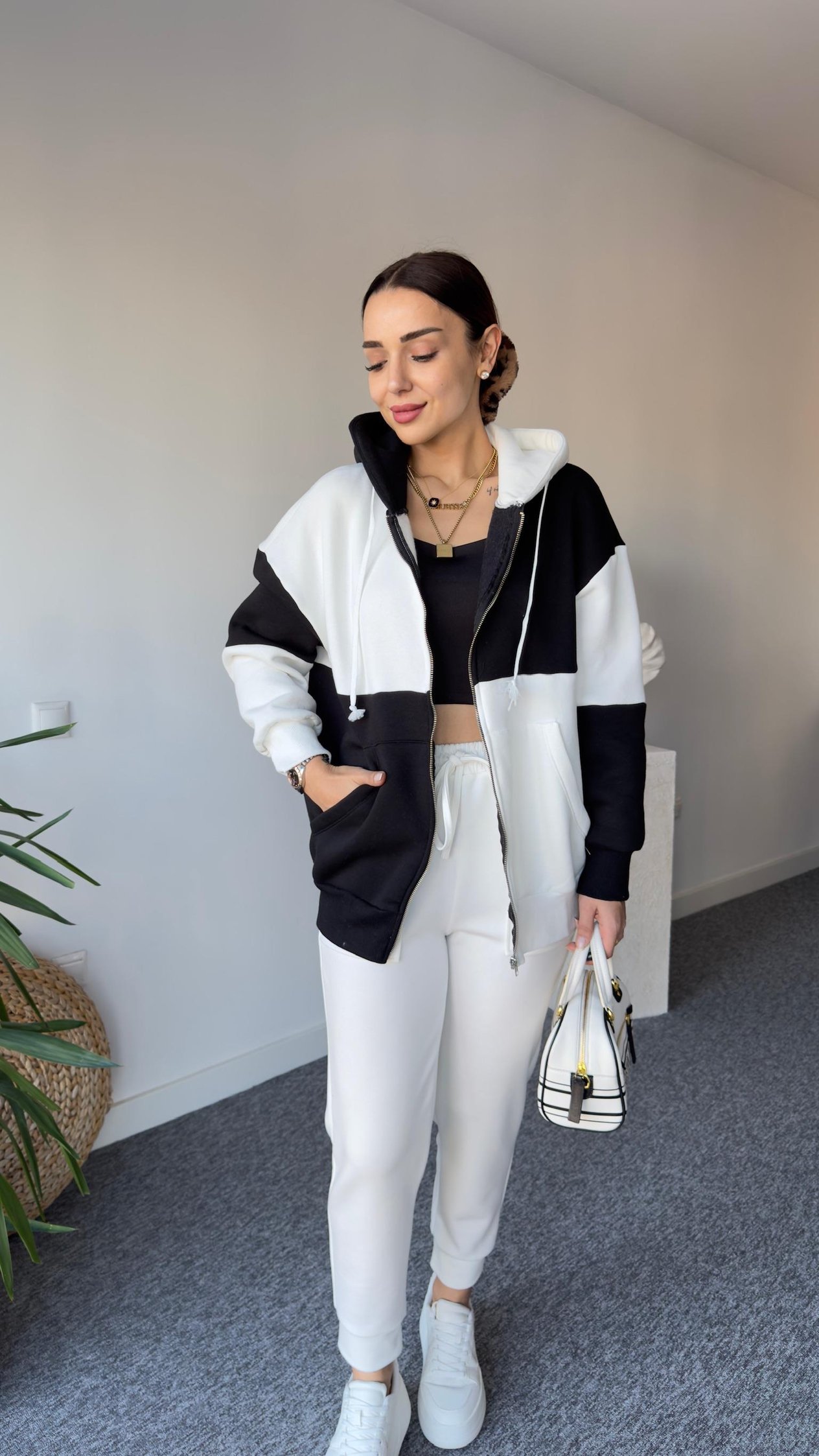 Siyah Beyaz Kapüşonlu Sweatshirt