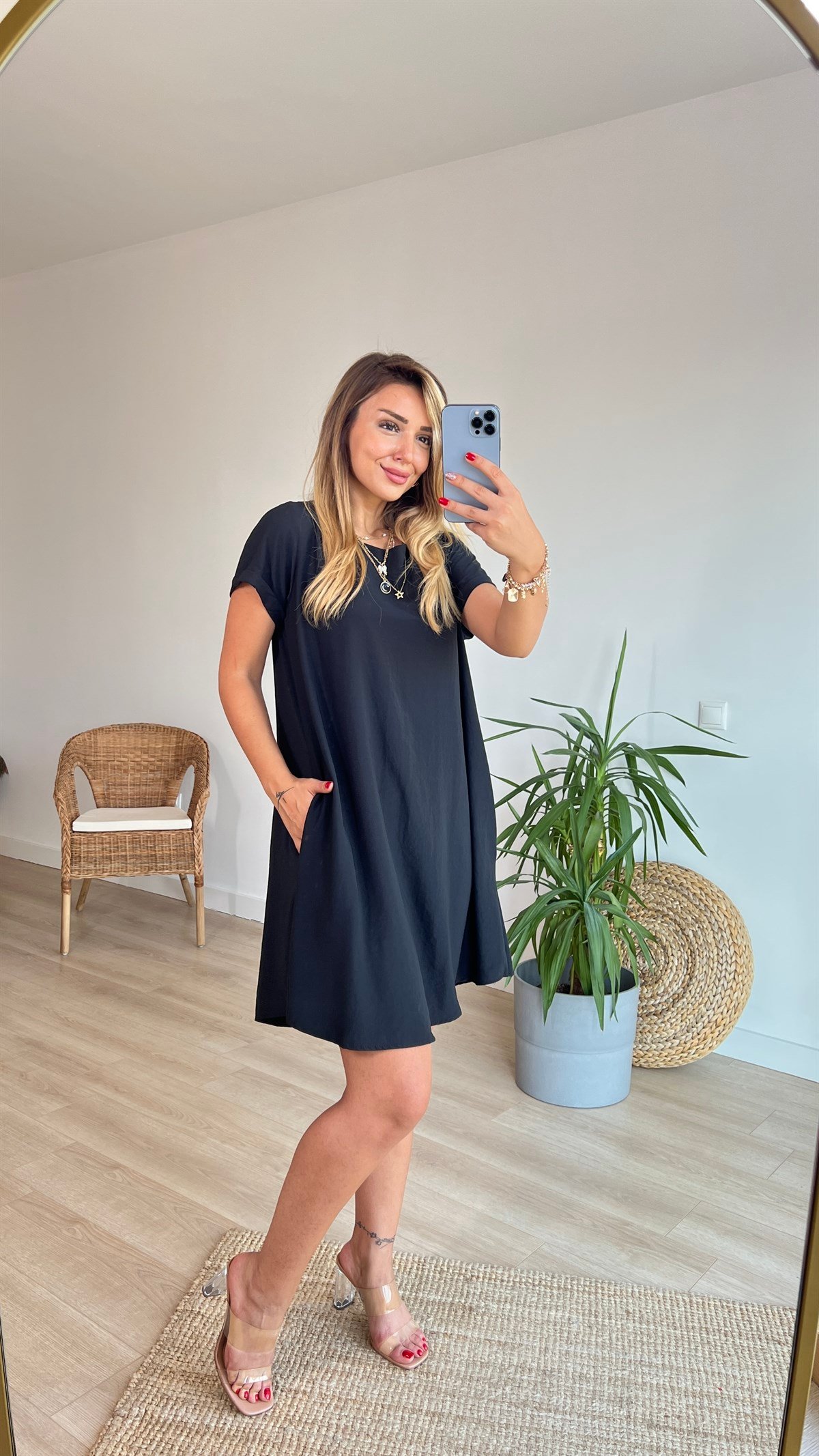 Sırtı Pile Detaylı Siyah Basic Elbise