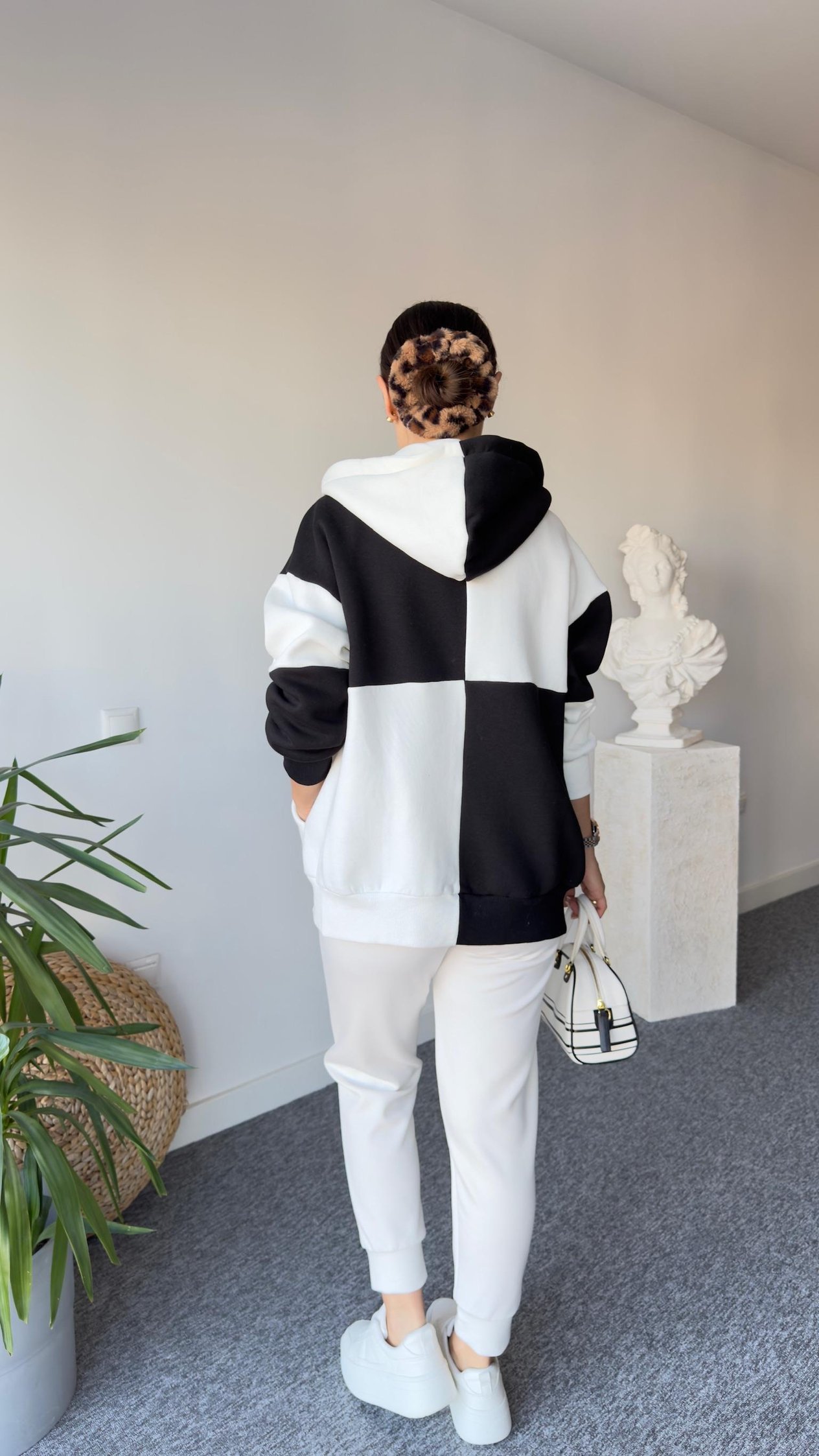 Siyah Beyaz Kapüşonlu Sweatshirt