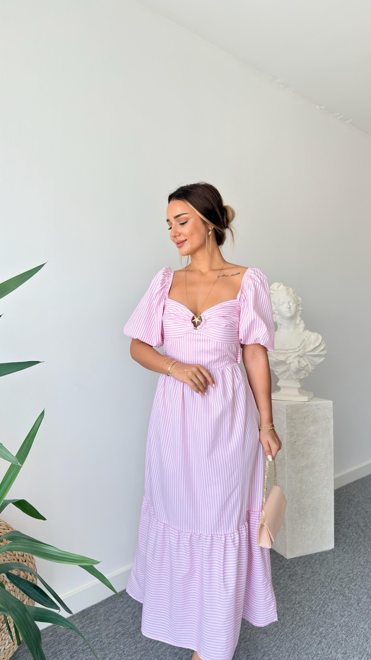 Pembe Broş Detaylı Çizgili Elbise 