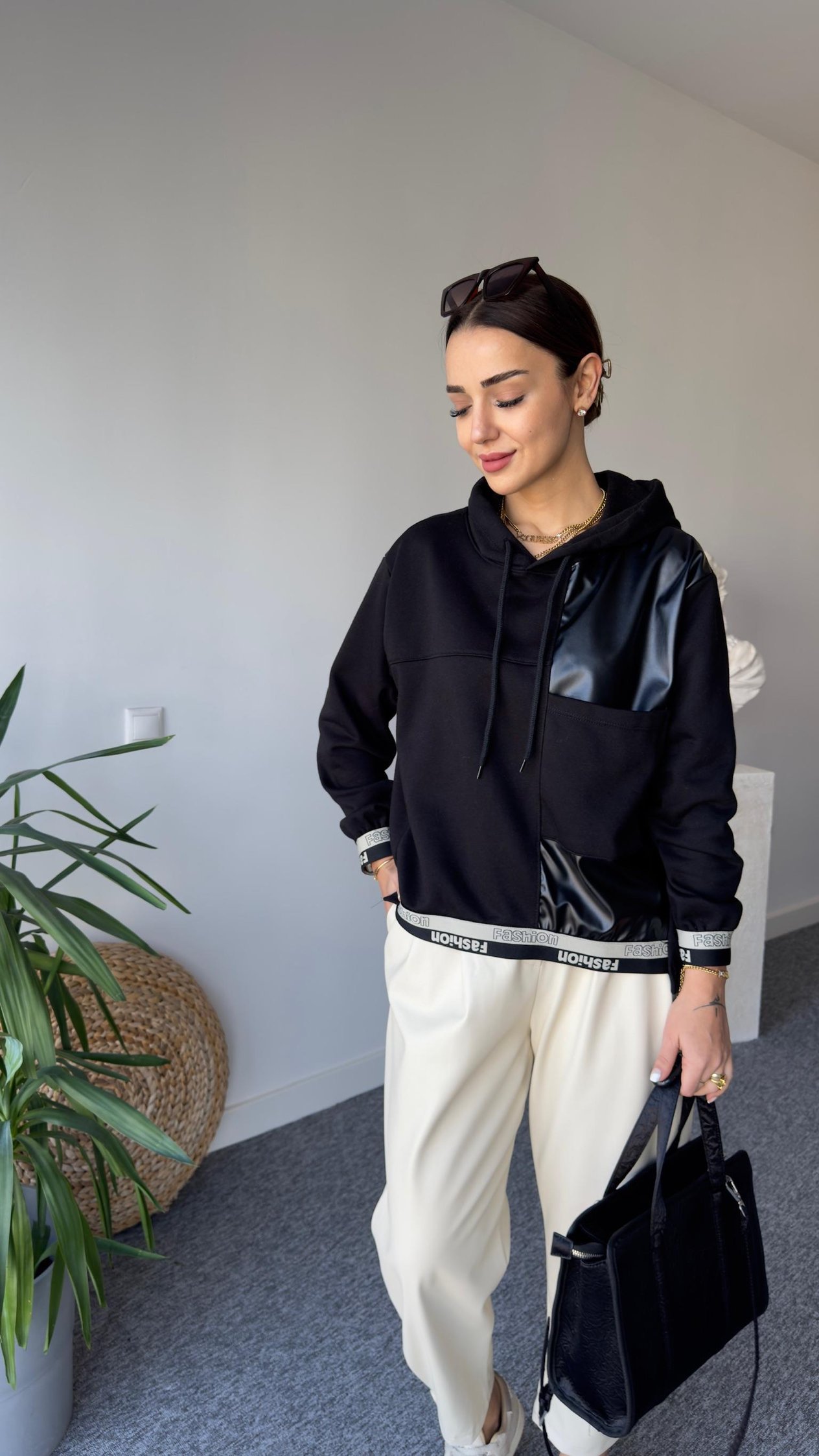 Yazı Ve Deri Detaylı Siyah Sweat