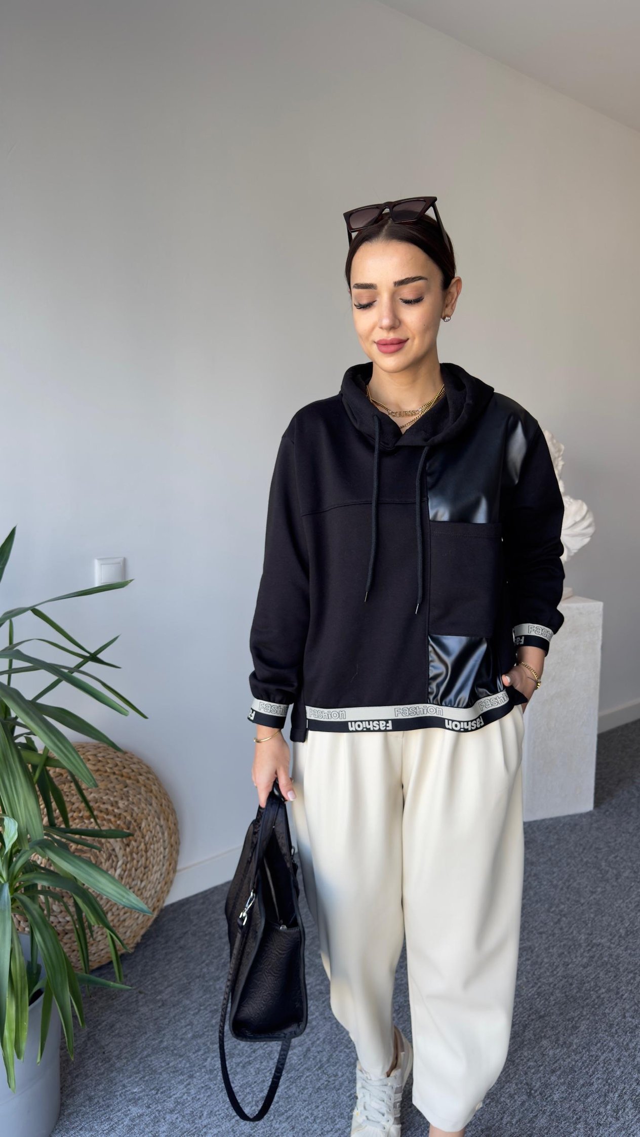 Yazı Ve Deri Detaylı Siyah Sweat
