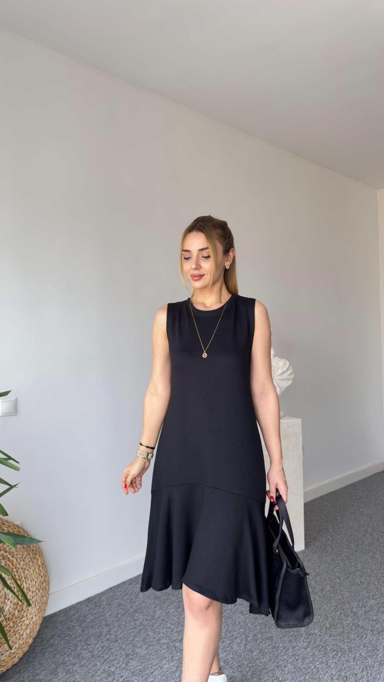 Holan Eteği Volanlı Siyah Basic Elbise 