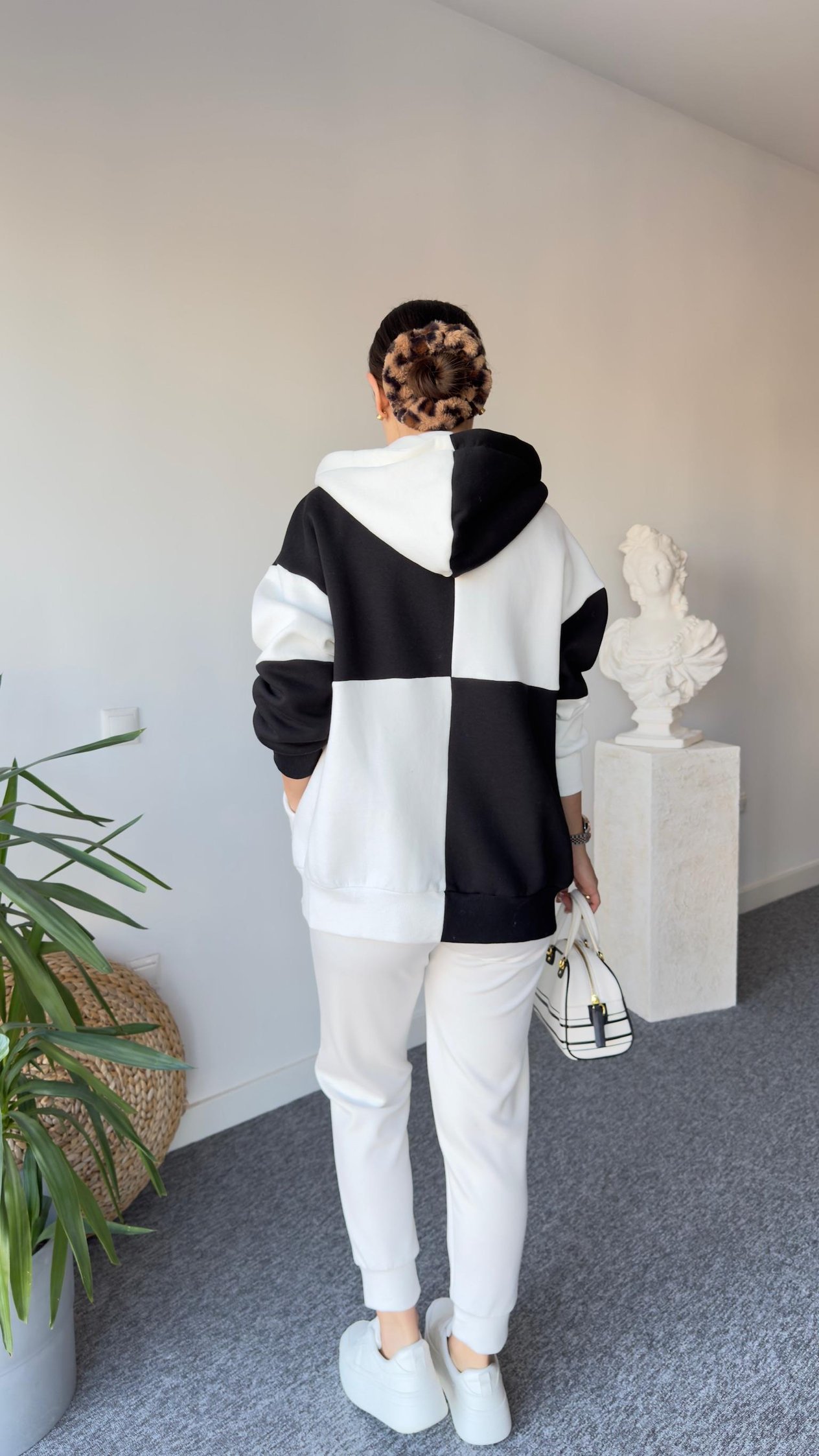 Siyah Beyaz Kapüşonlu Sweatshirt