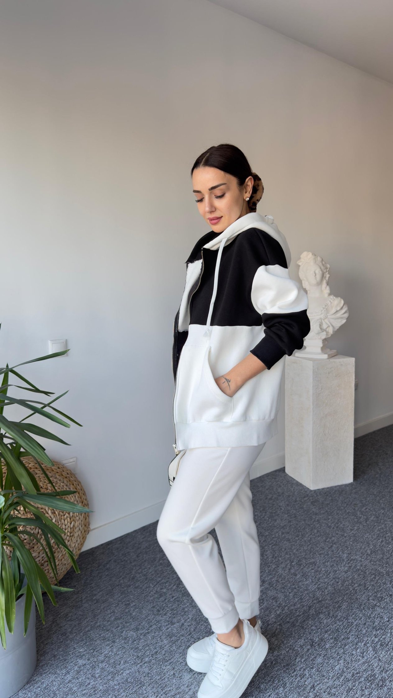 Siyah Beyaz Kapüşonlu Sweatshirt