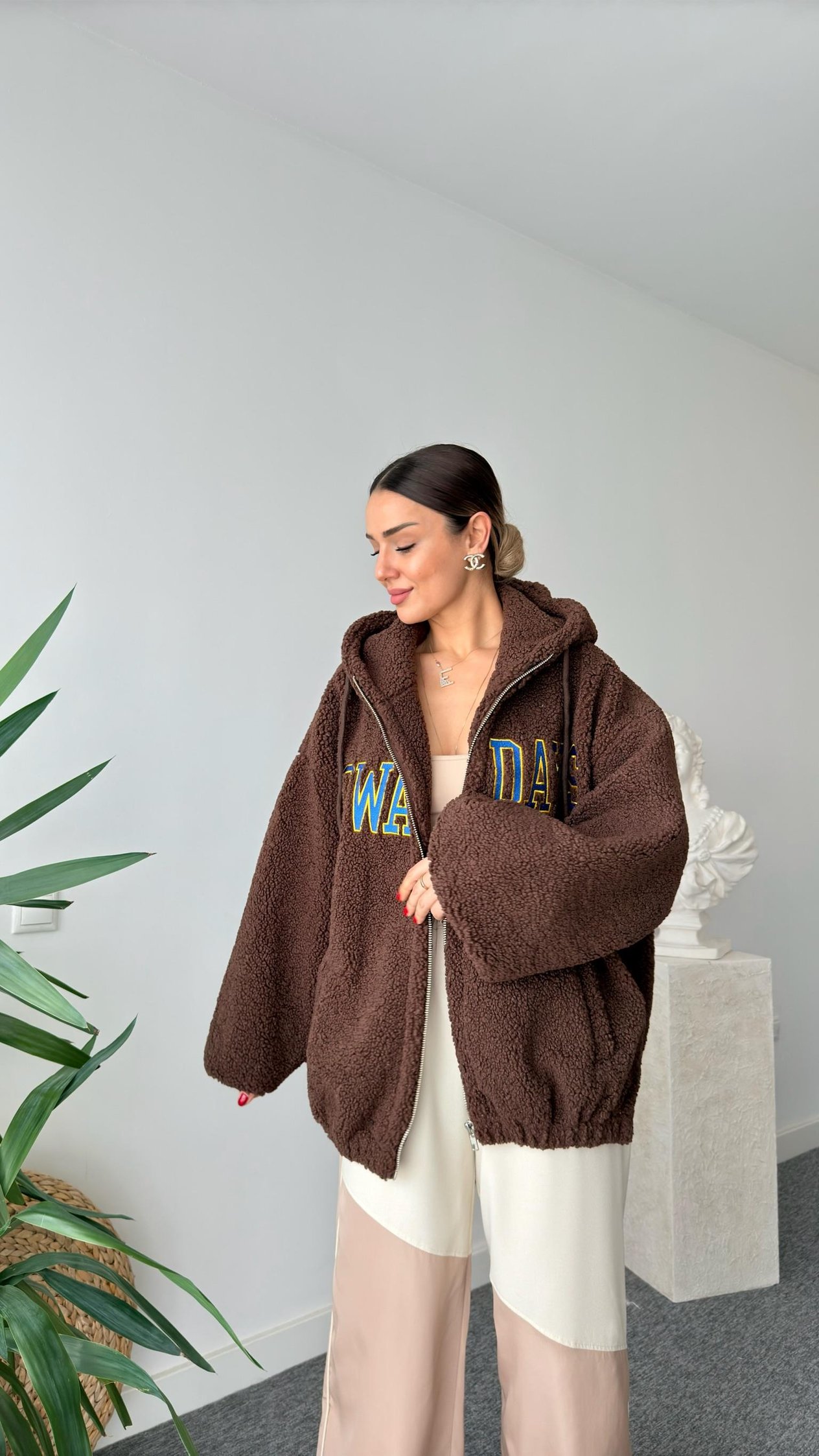 Mavi Yazı Detaylı Kapüşonlu Peluş Mont