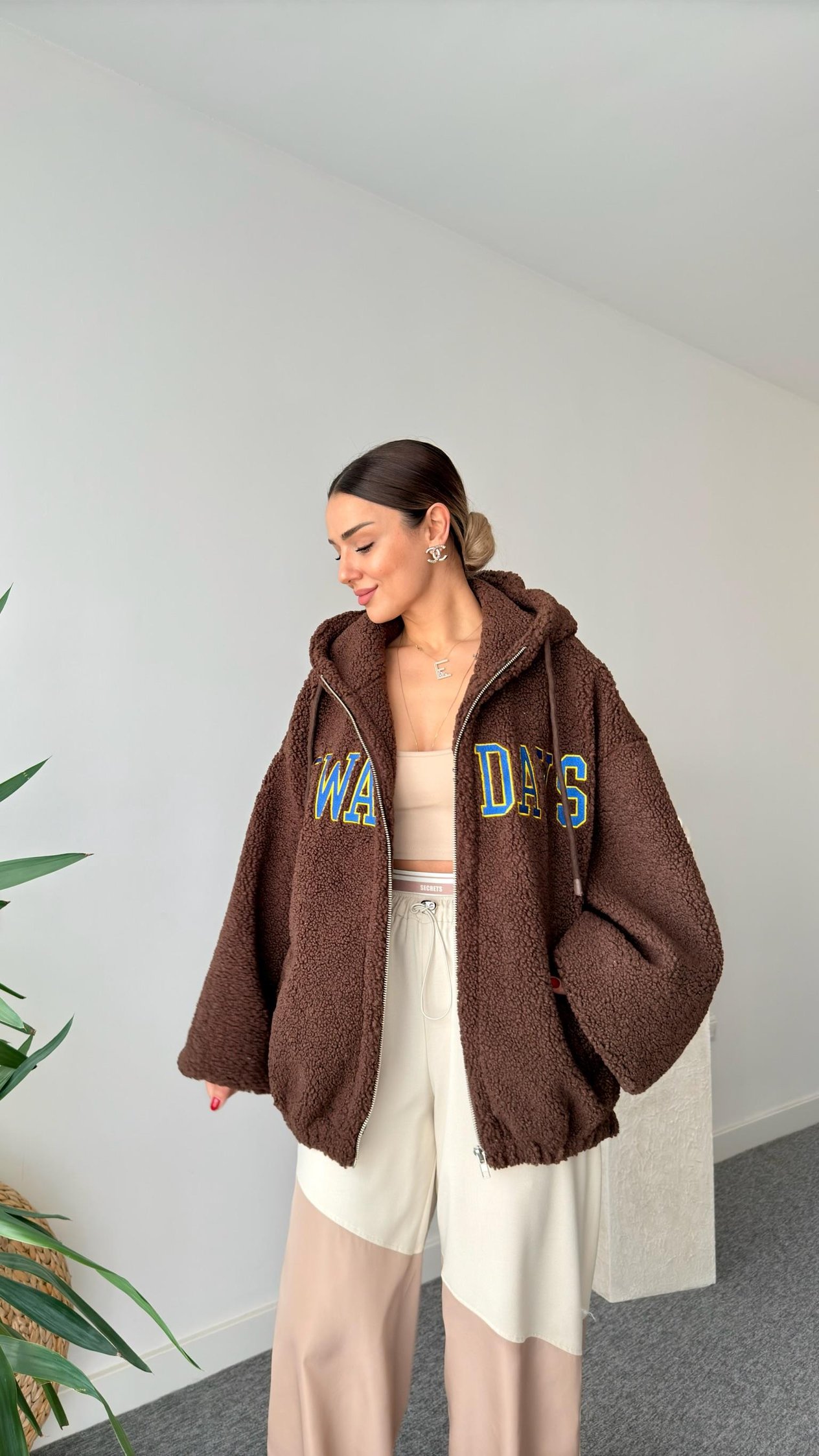 Mavi Yazı Detaylı Kapüşonlu Peluş Mont