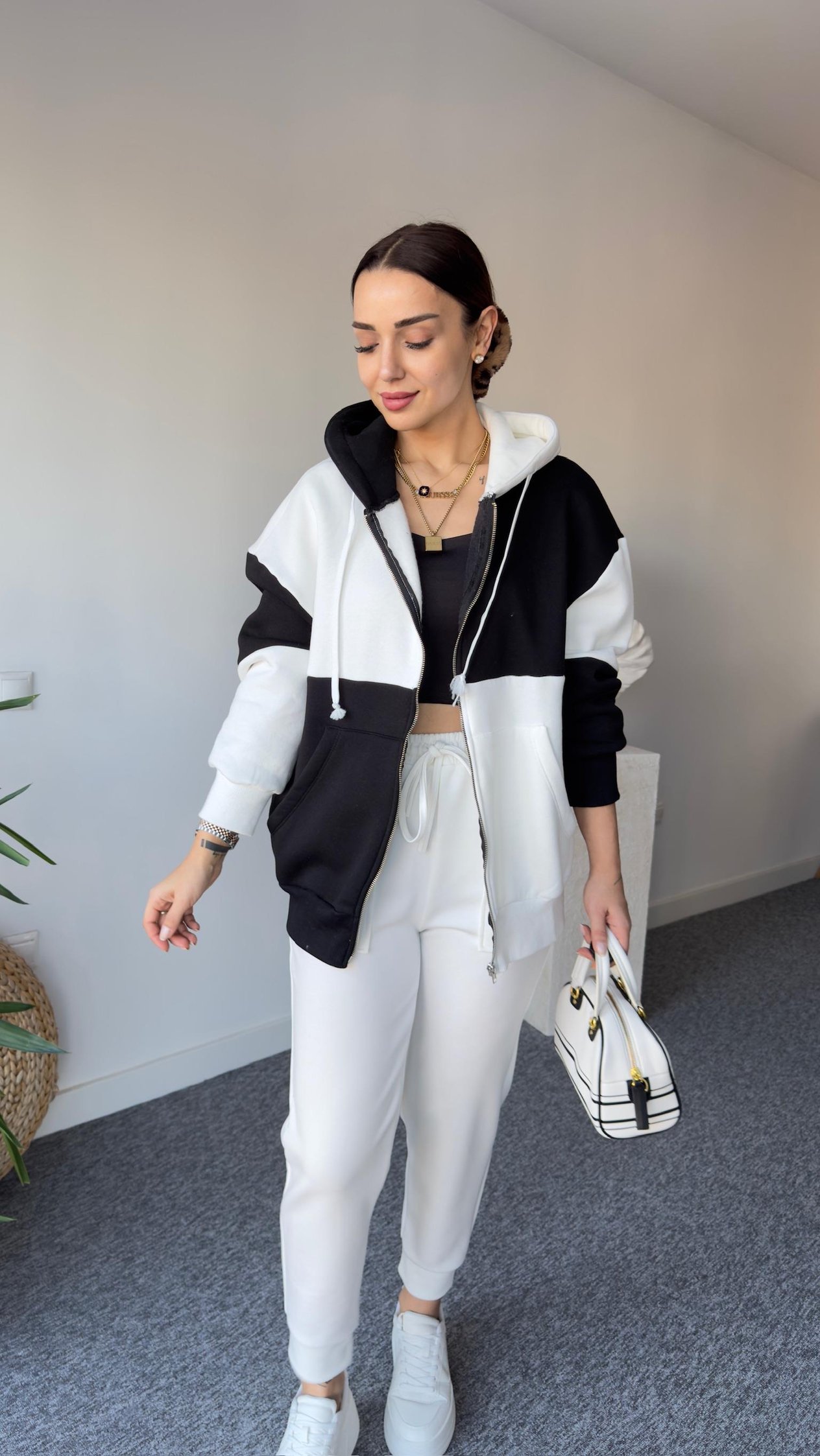 Siyah Beyaz Kapüşonlu Sweatshirt