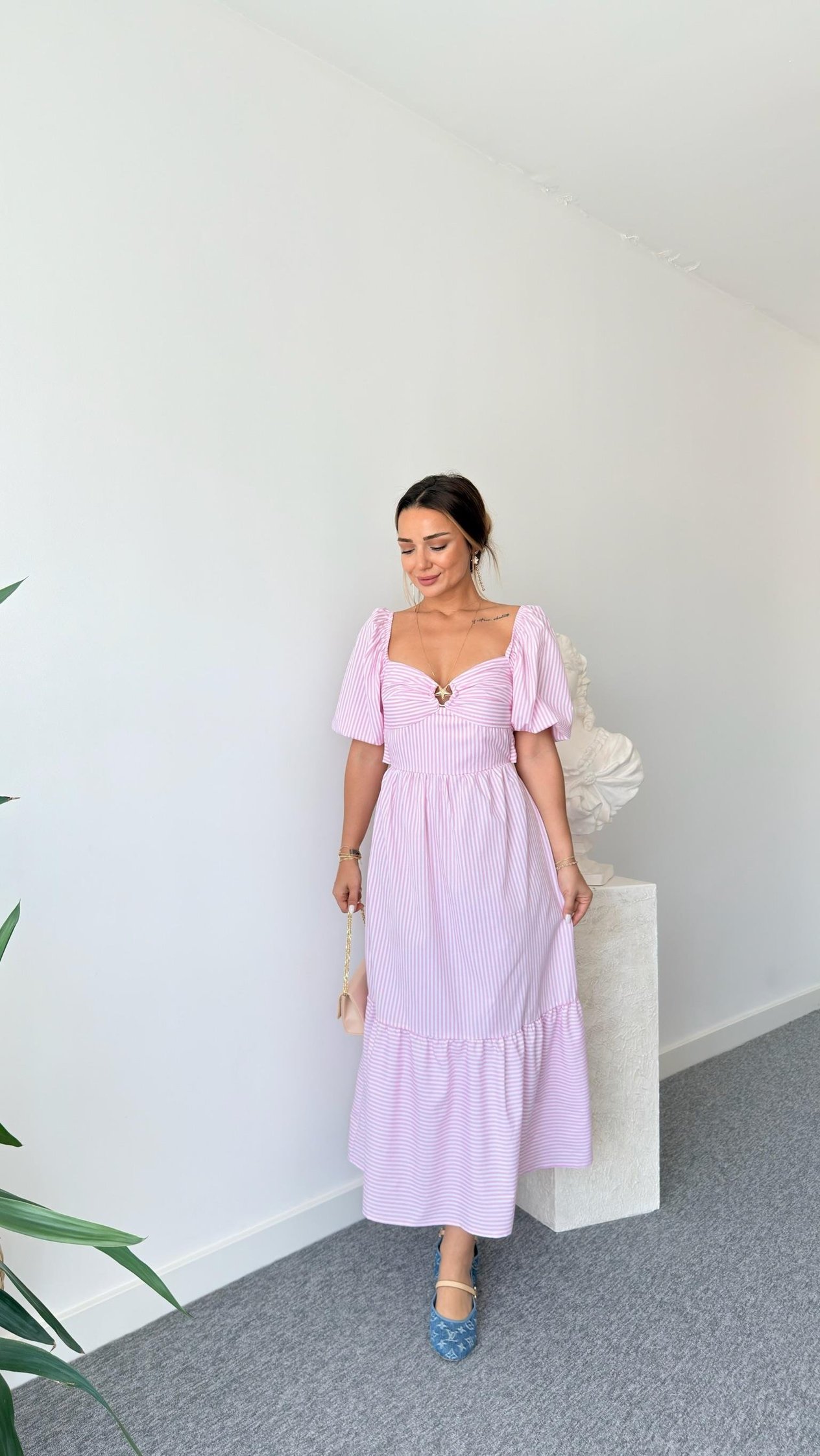 Pembe Broş Detaylı Çizgili Elbise 