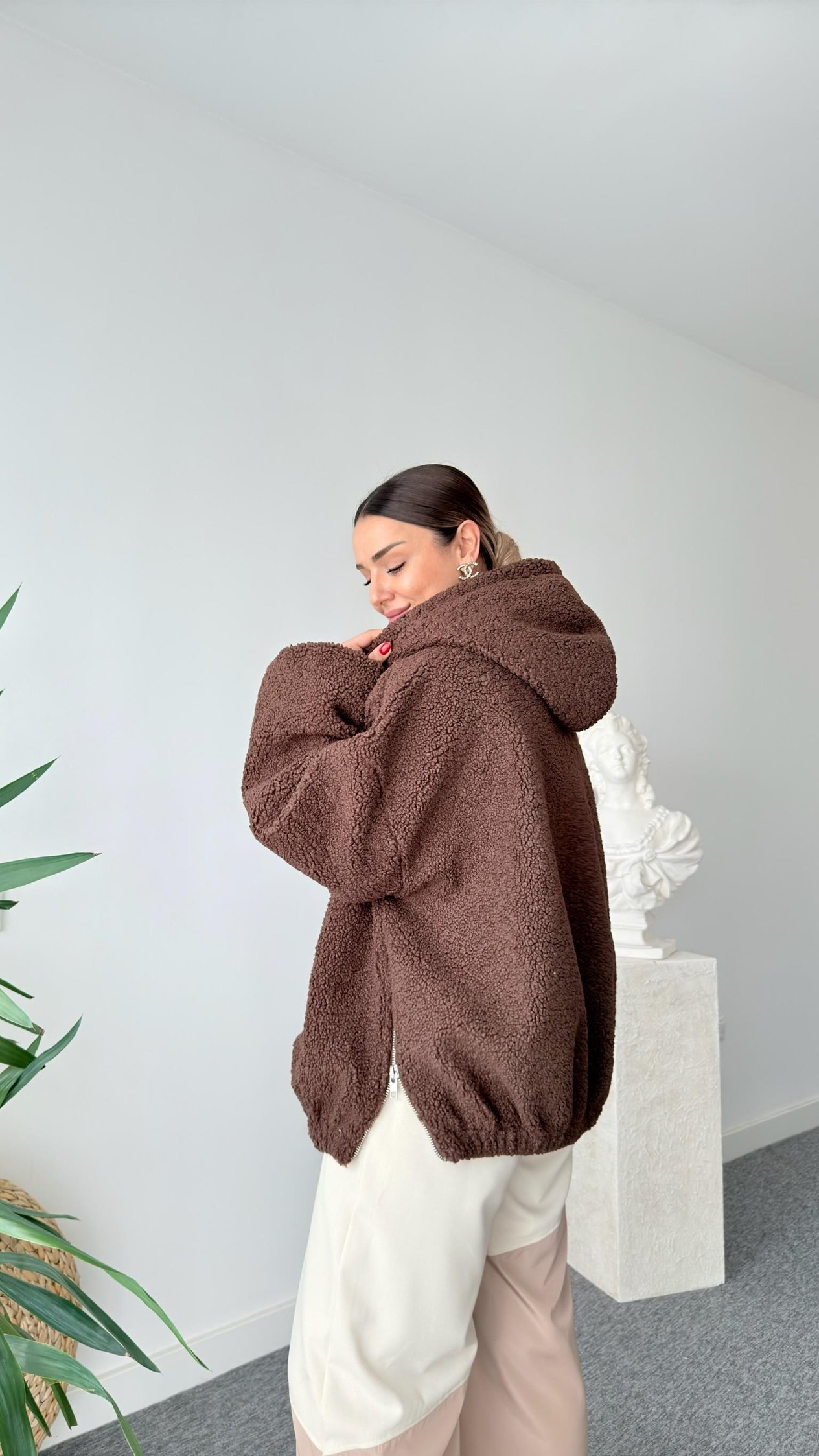 Mavi Yazı Detaylı Kapüşonlu Peluş Mont