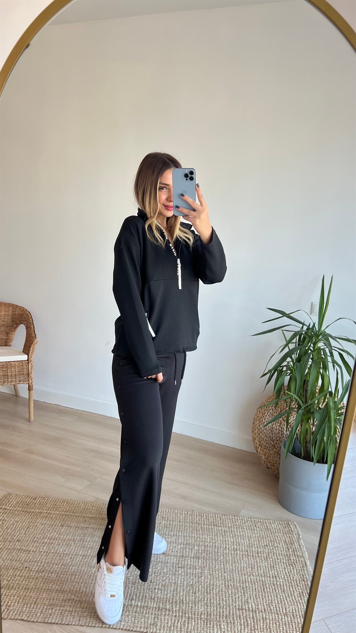 Dik Yaka Basic Yazı Detaylı Siyah Sweat