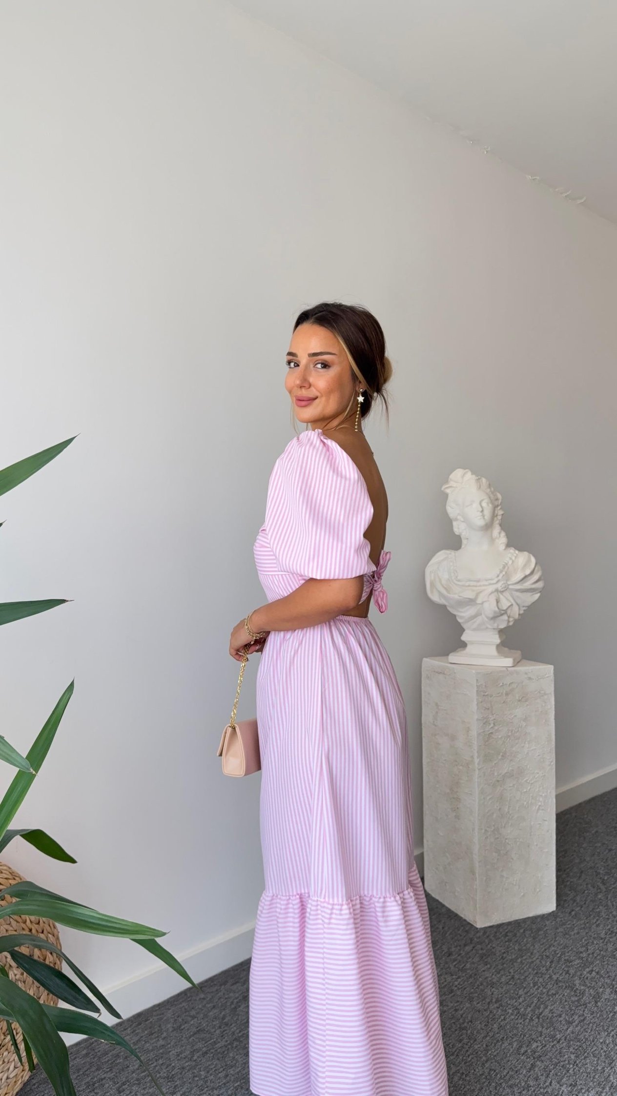 Pembe Broş Detaylı Çizgili Elbise 