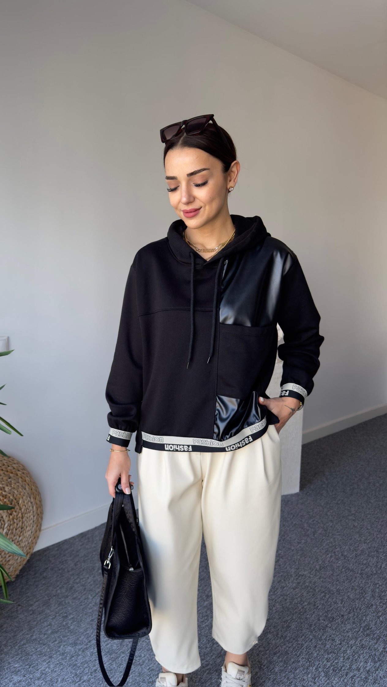 Yazı Ve Deri Detaylı Siyah Sweat