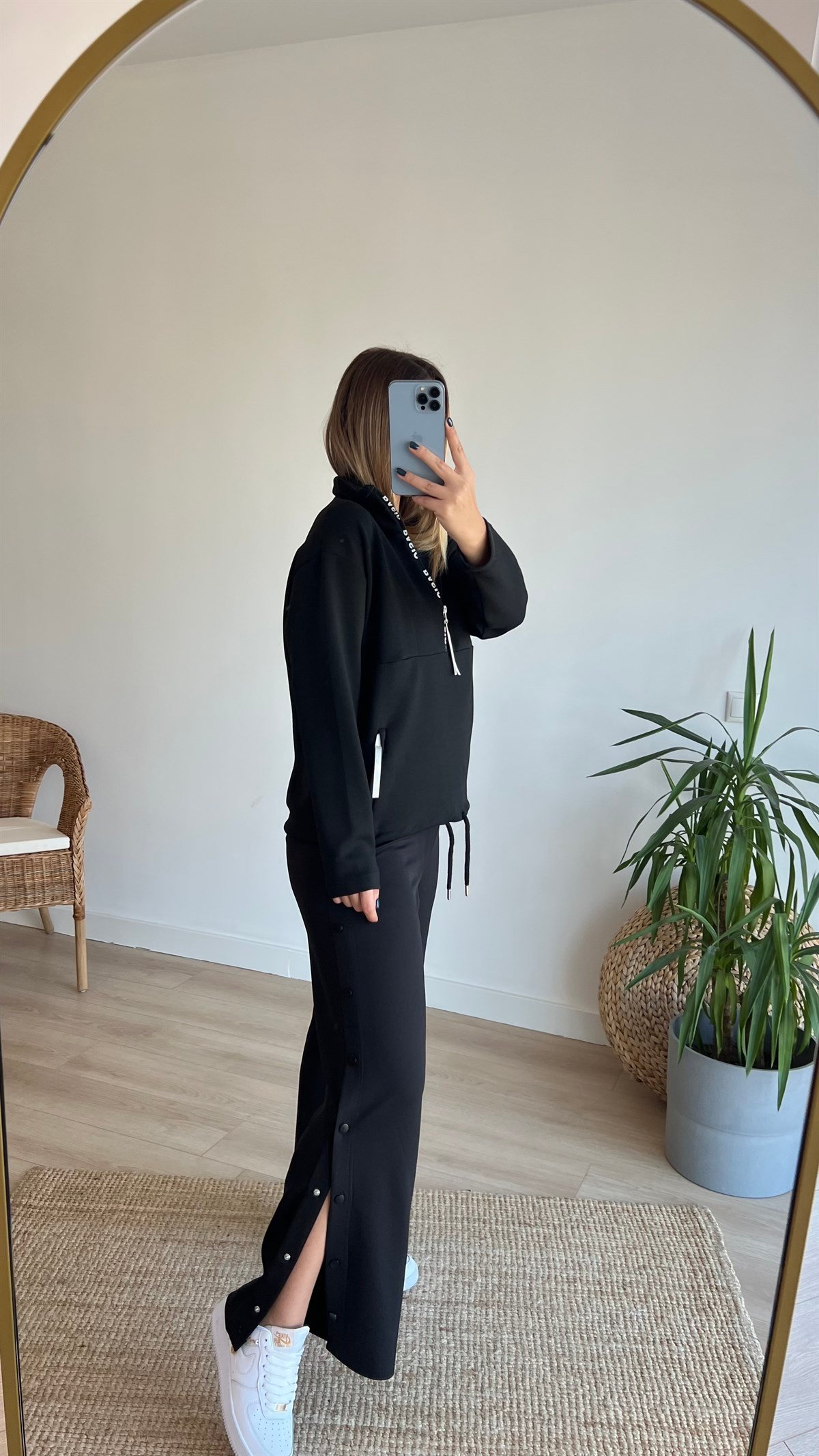 Dik Yaka Basic Yazı Detaylı Siyah Sweat