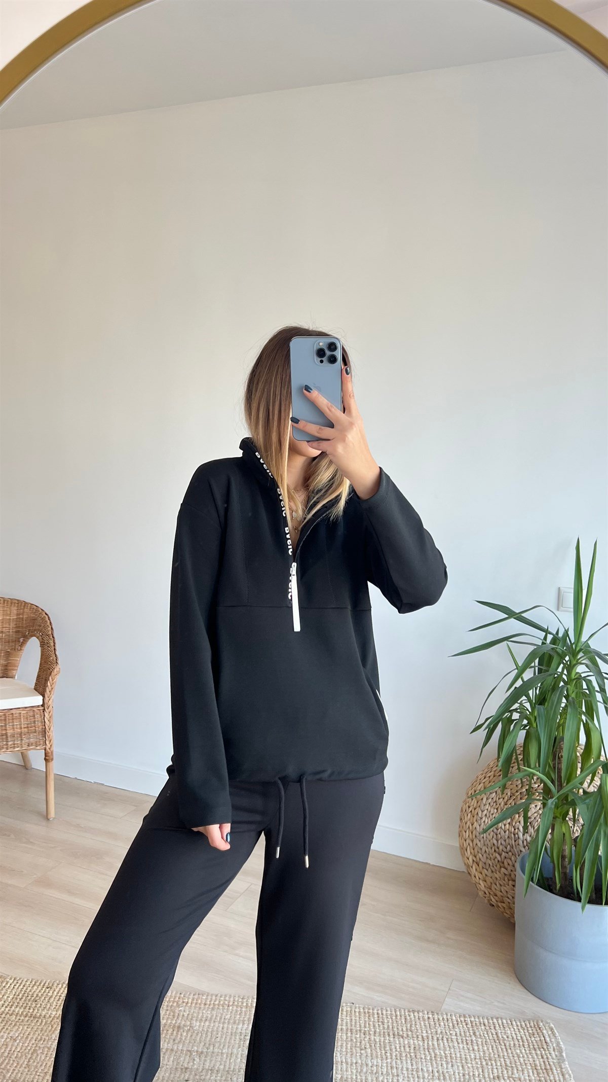 Dik Yaka Basic Yazı Detaylı Siyah Sweat