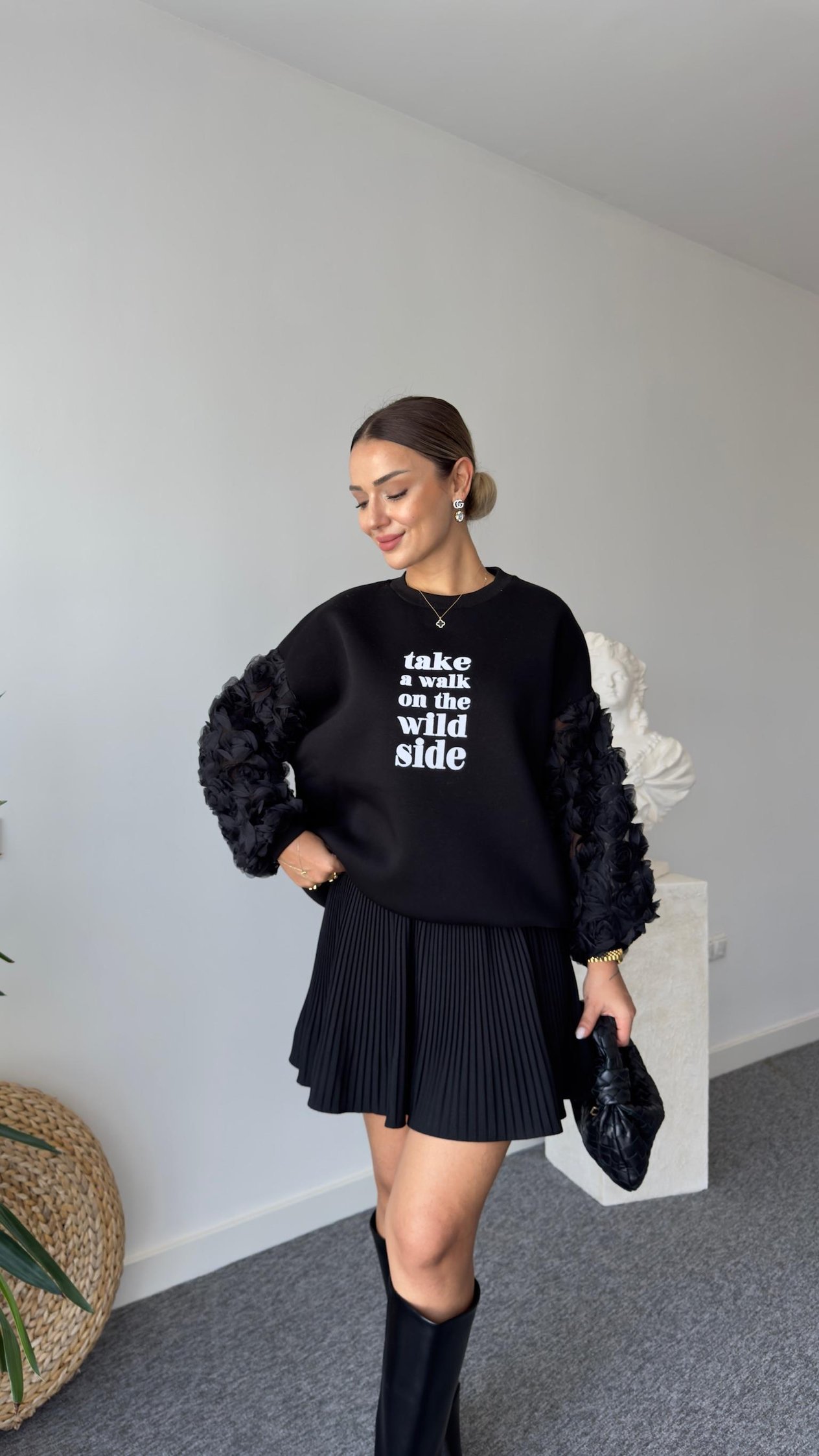 Kollar Gül Detaylı Siyah Sweatshirt