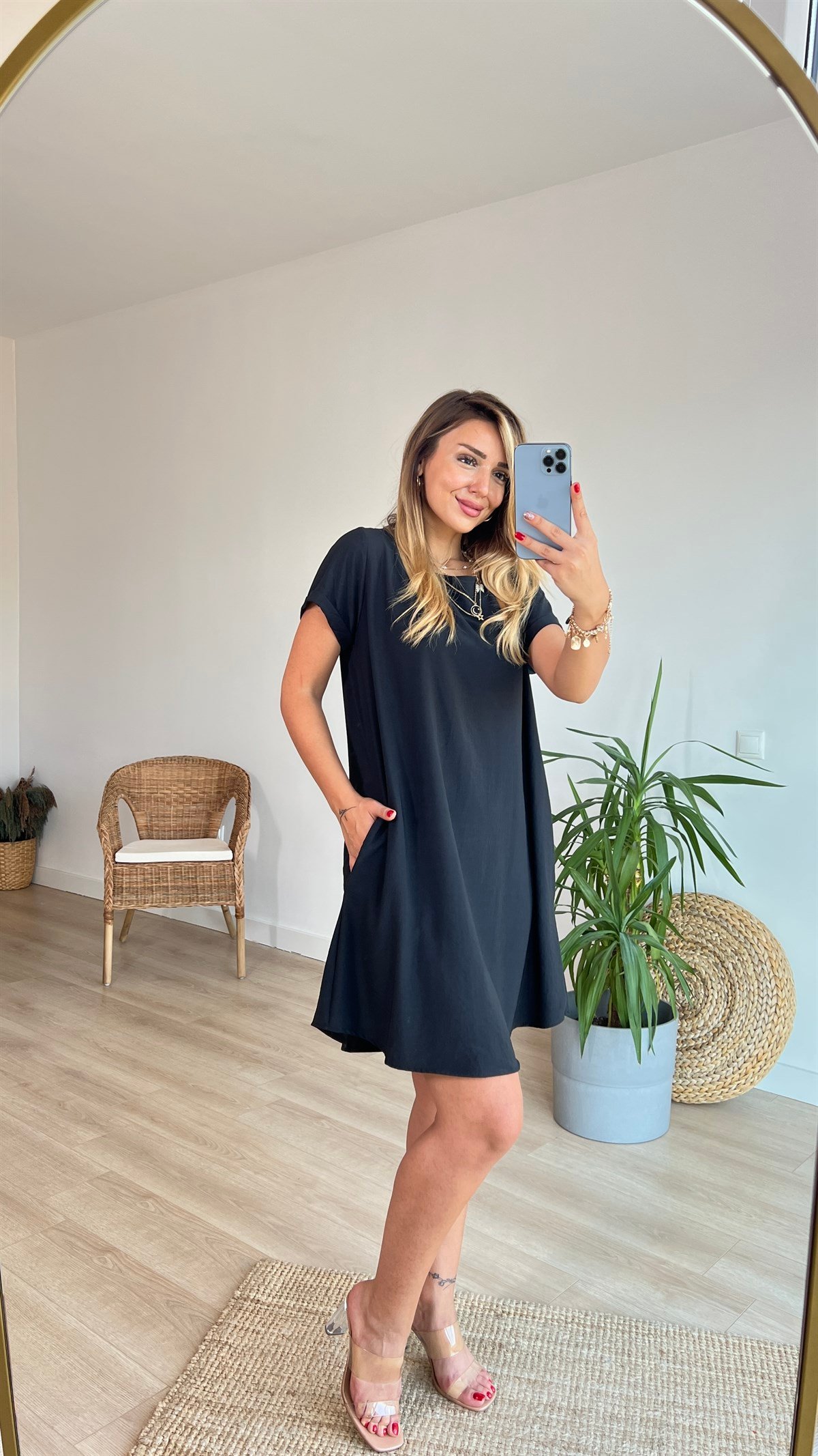 Sırtı Pile Detaylı Siyah Basic Elbise