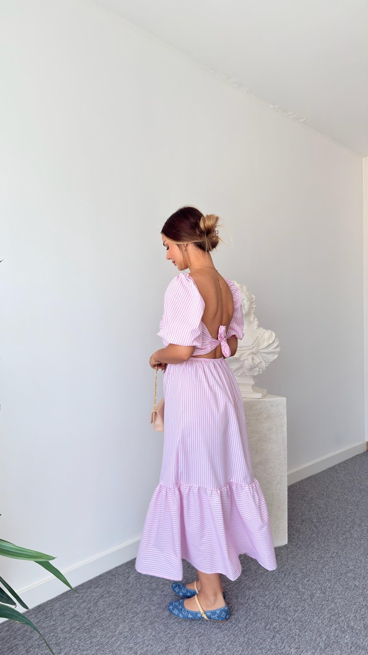 Pembe Broş Detaylı Çizgili Elbise 