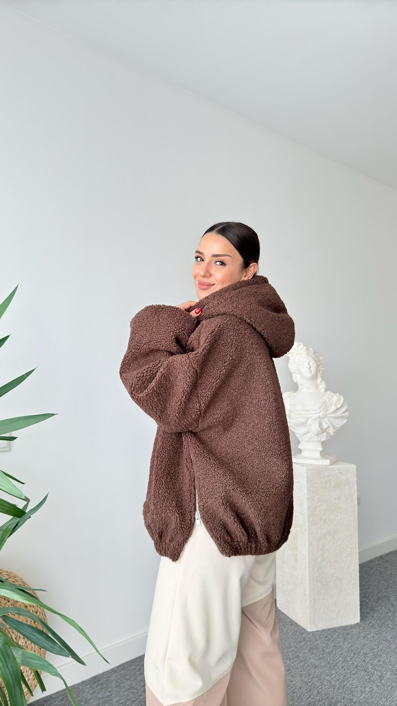 Mavi Yazı Detaylı Kapüşonlu Peluş Mont