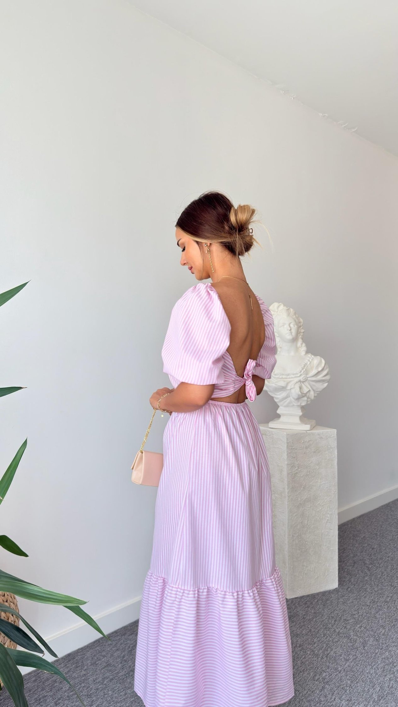 Pembe Broş Detaylı Çizgili Elbise 