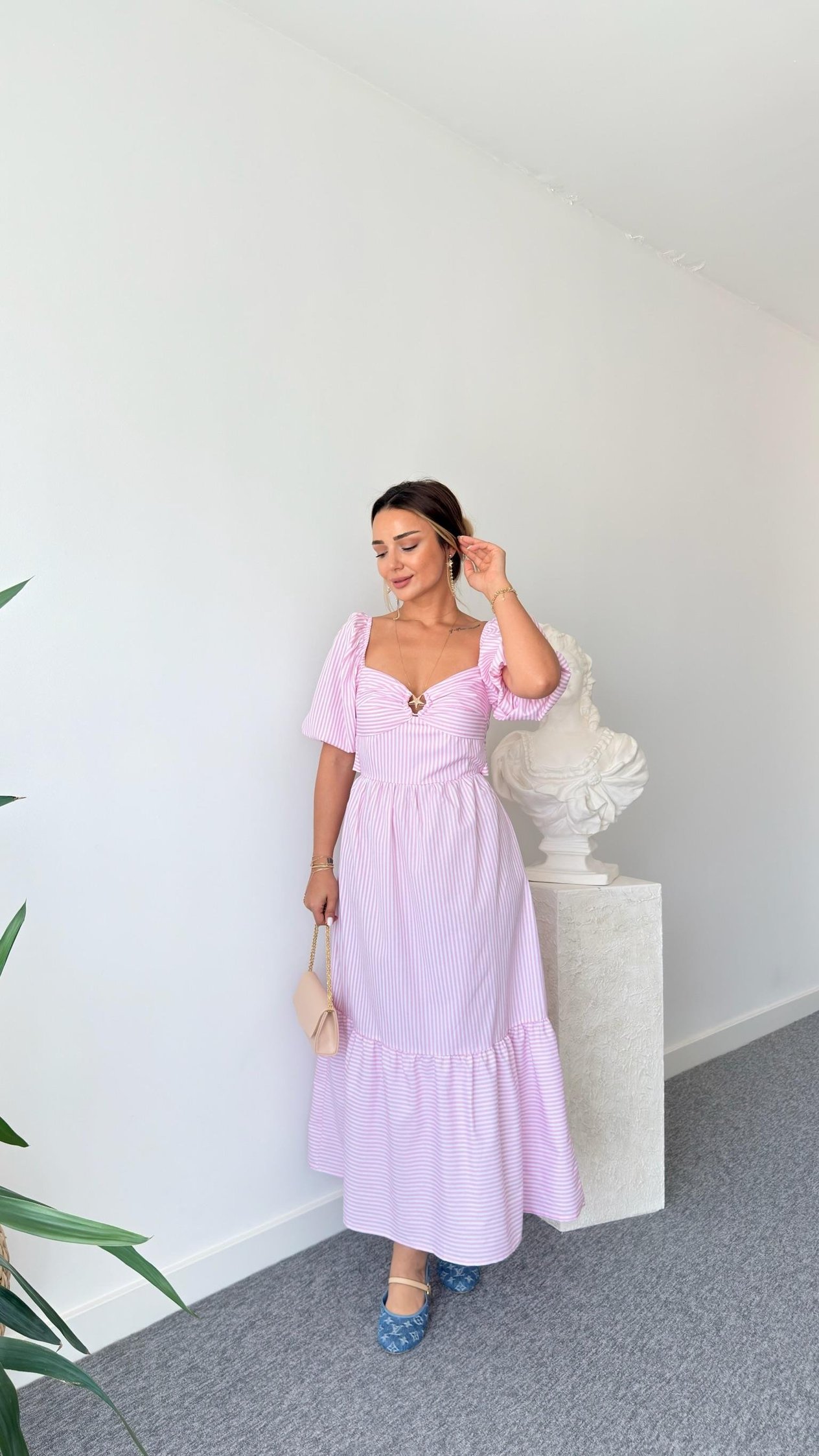 Pembe Broş Detaylı Çizgili Elbise 