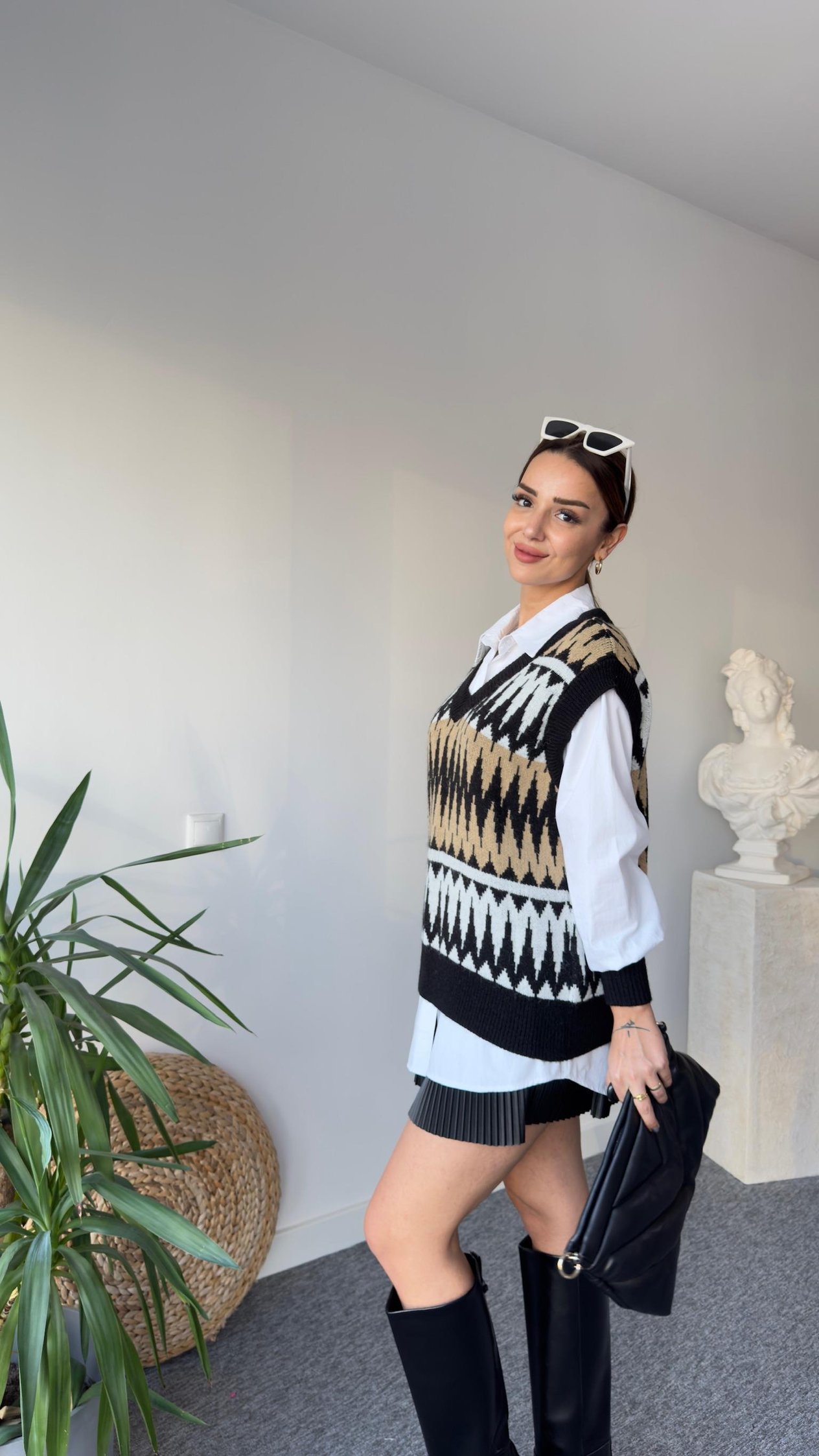 Süveter Detaylı Beyaz Gömlek