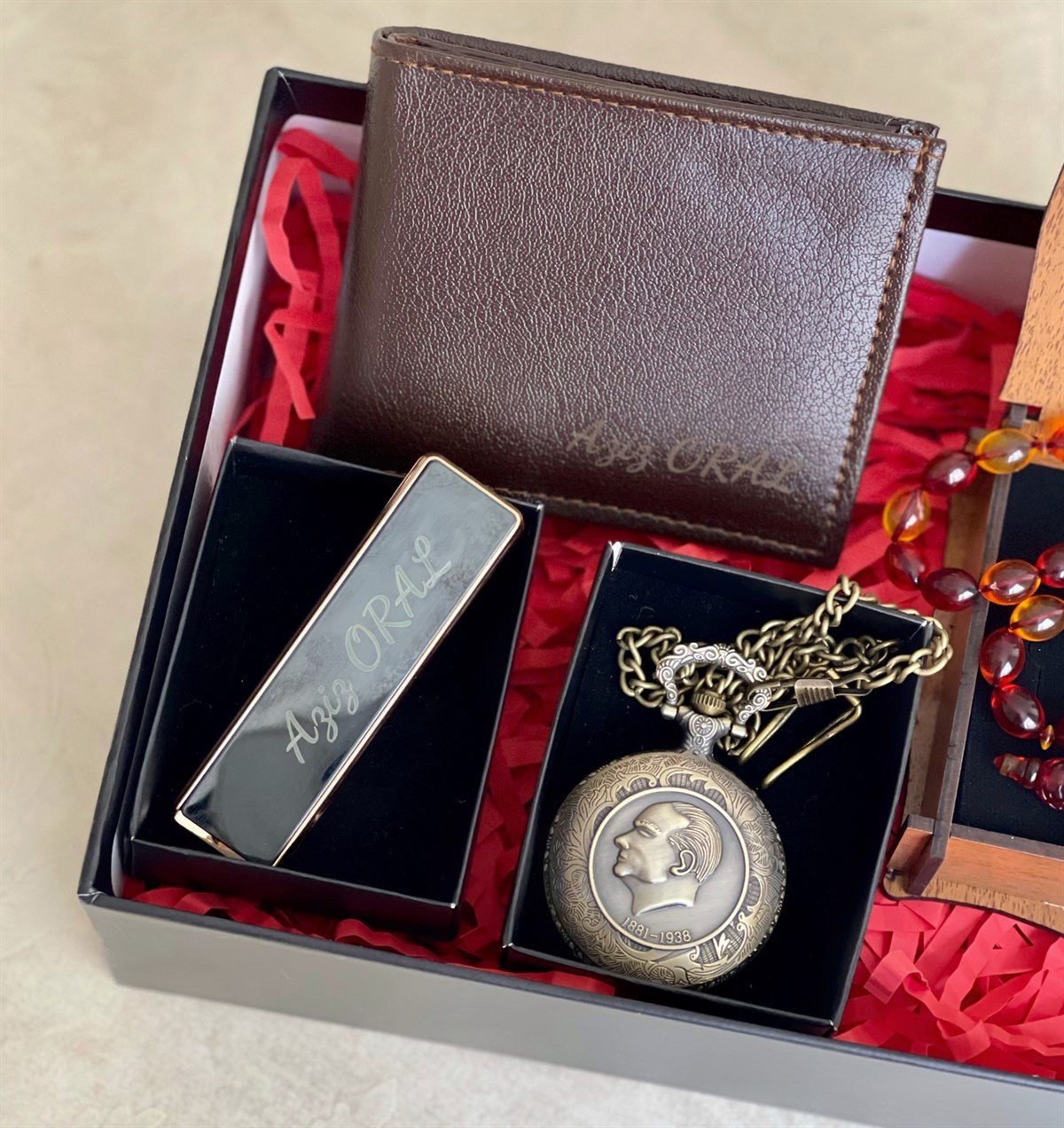 Kişiye Özel Usb Şarjlı Çakmak Siyah Cüzdan Özel Kutulu Tesbih Ve Atatürk Silüetli Köstekli SaatgiftmodaGmhs1007814