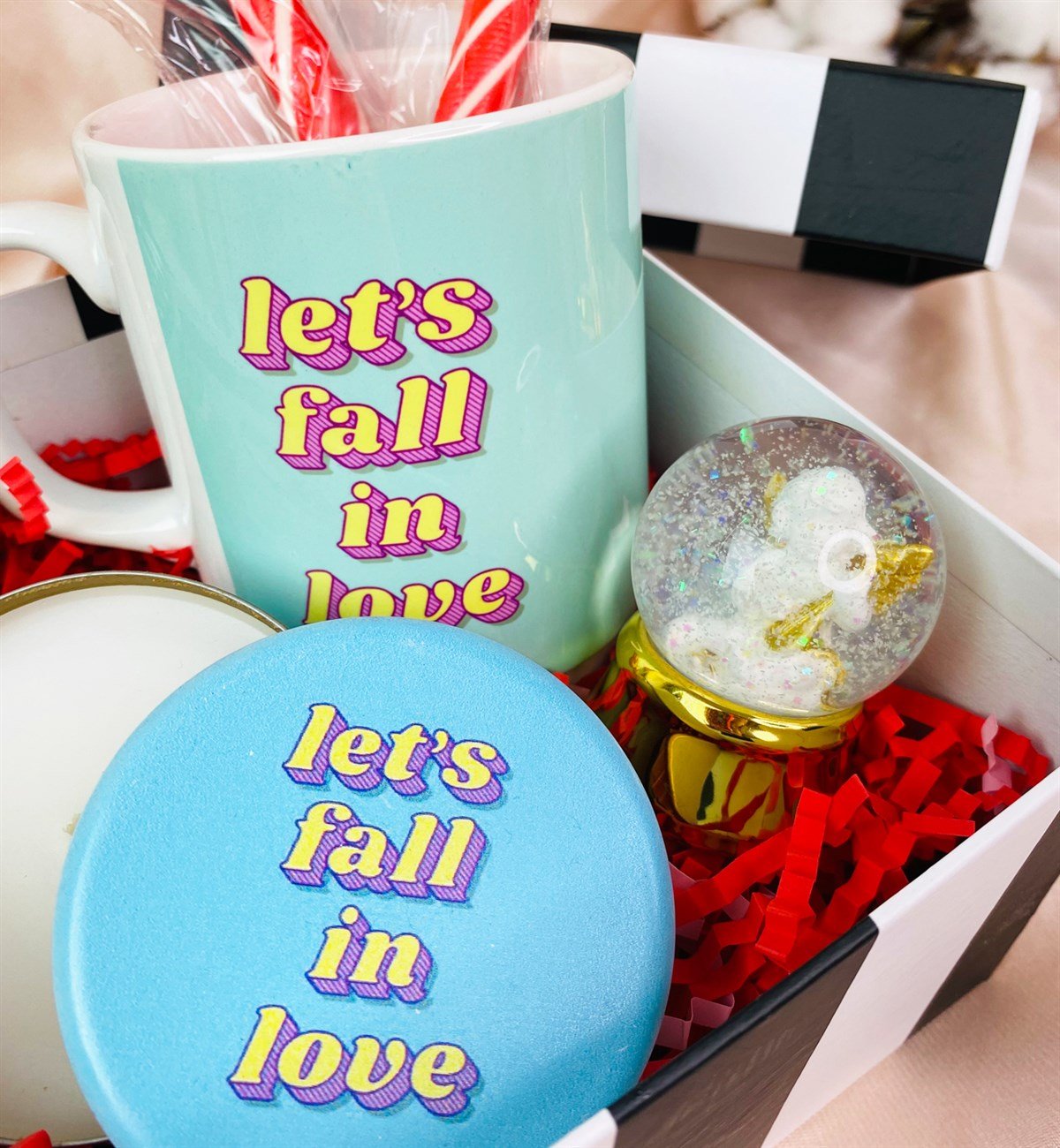 Let's Fall In Love Tasarımlı Mum Kupa Kolanya Ve Altınyaldızlı Melek Kar Küresi SetgiftmodaGmhs101451