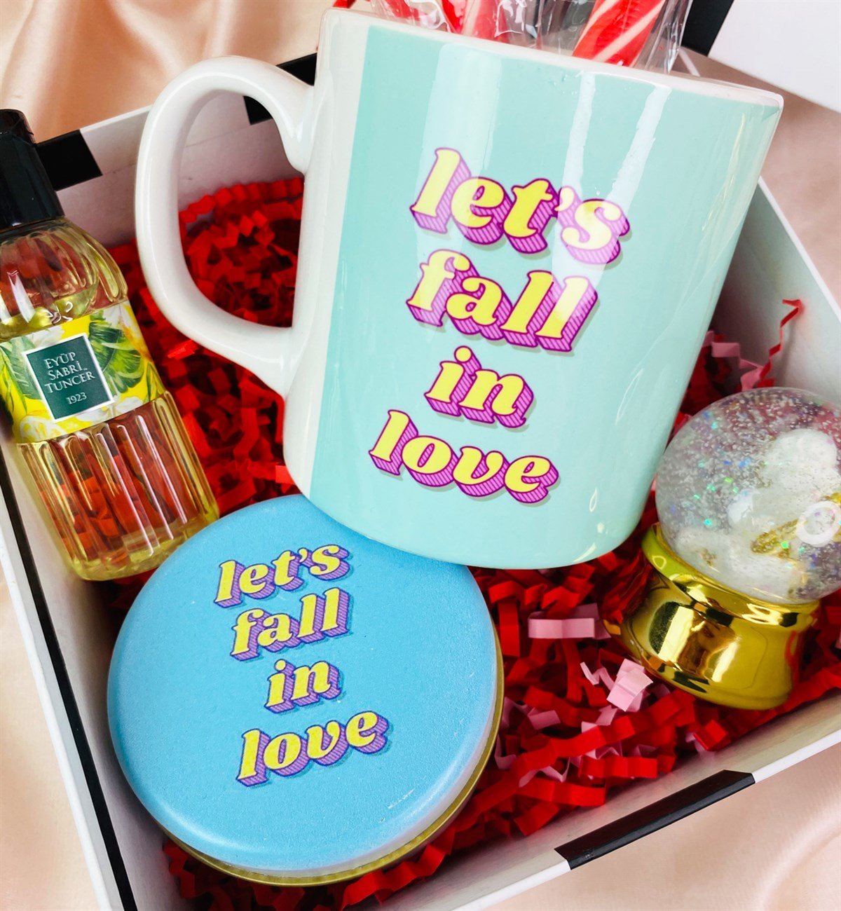 Let's Fall In Love Tasarımlı Mum Kupa Kolanya Ve Altınyaldızlı Melek Kar Küresi SetgiftmodaGmhs101451