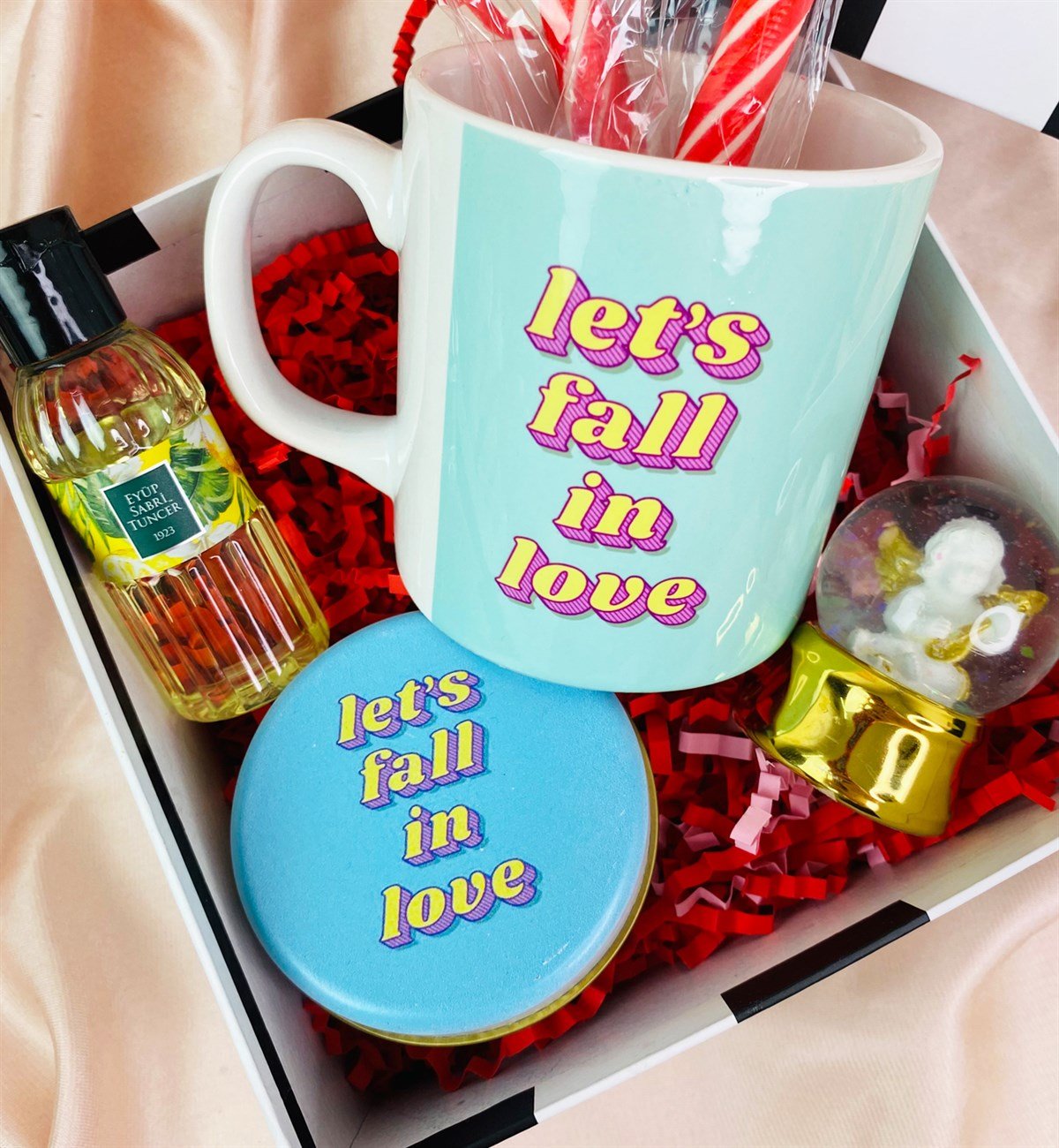 Let's Fall In Love Tasarımlı Mum Kupa Kolanya Ve Altınyaldızlı Melek Kar Küresi SetgiftmodaGmhs101451
