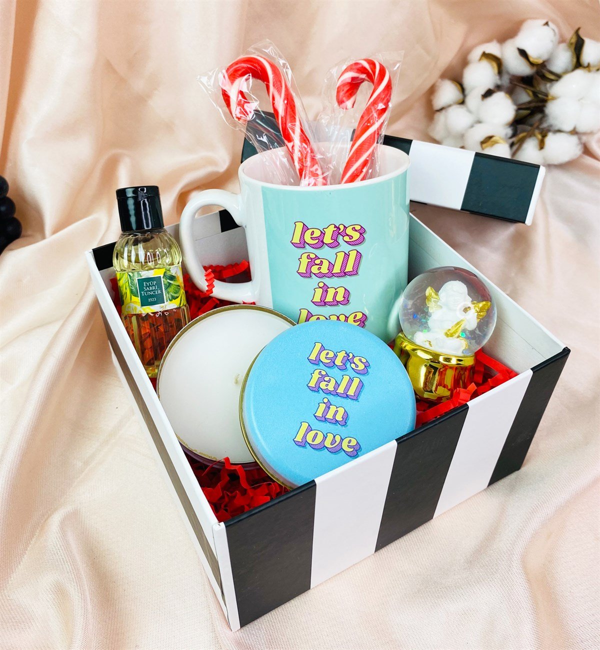 Let's Fall In Love Tasarımlı Mum Kupa Kolanya Ve Altınyaldızlı Melek Kar Küresi SetgiftmodaGmhs101451