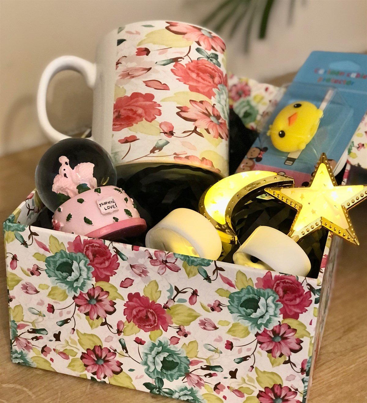 Kadınlara Özel Çiçek Desenli Hediye SetiGiftmoda Gmhs100023