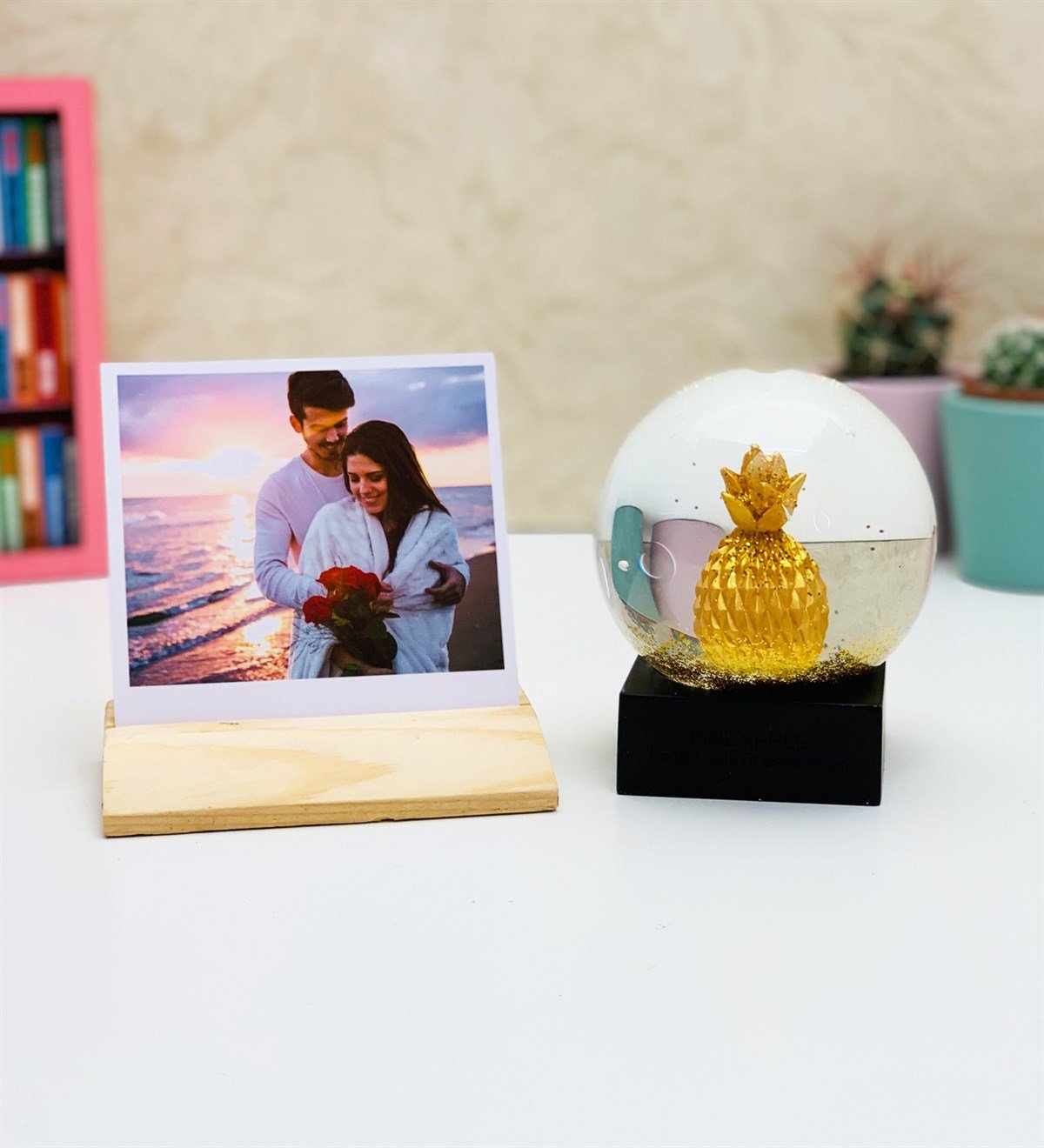 Kişiye Özel Ahşap Fotoğraf Tutucu Ve Ananas Kar Küresi SetGiftmodaKÖ-Foto-Ananas-Kar-Küresi