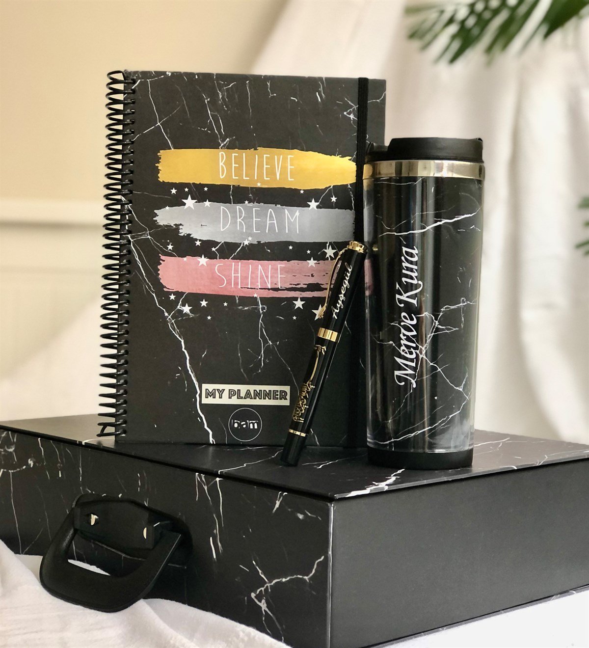 Kişiye Özel Siyah Mermer Tasarımlı Özel Kutulu Hediye SetiGiftmoda Siyah-Mermer-Mug-Bes-Ko