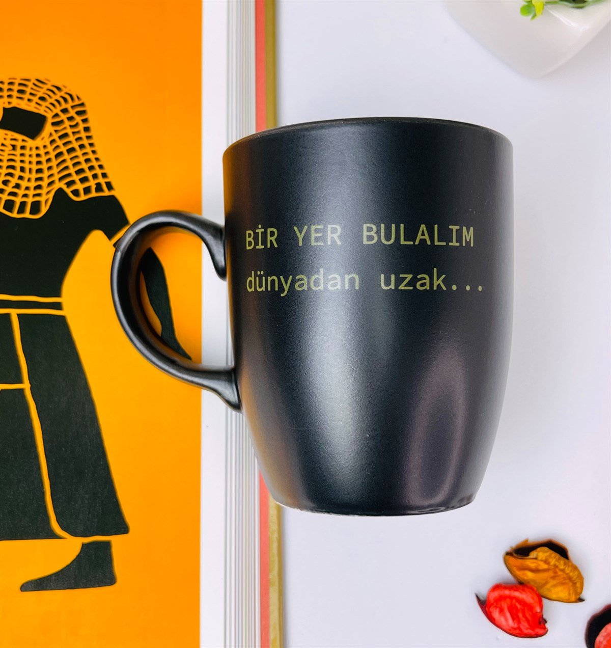 Bir Yer Bulalım Dünyadan Uzak Tasarımlı 9 Cm Kupa BardakgiftmodaGmkp100298