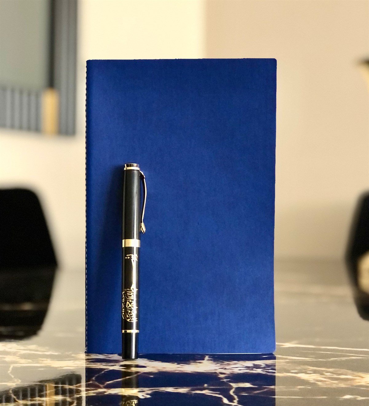 Lacivert Deri Defter Ve Altın Yaldızlı KalemGiftmodaDeri-Defter-Kalem-Lacivert-Besmele