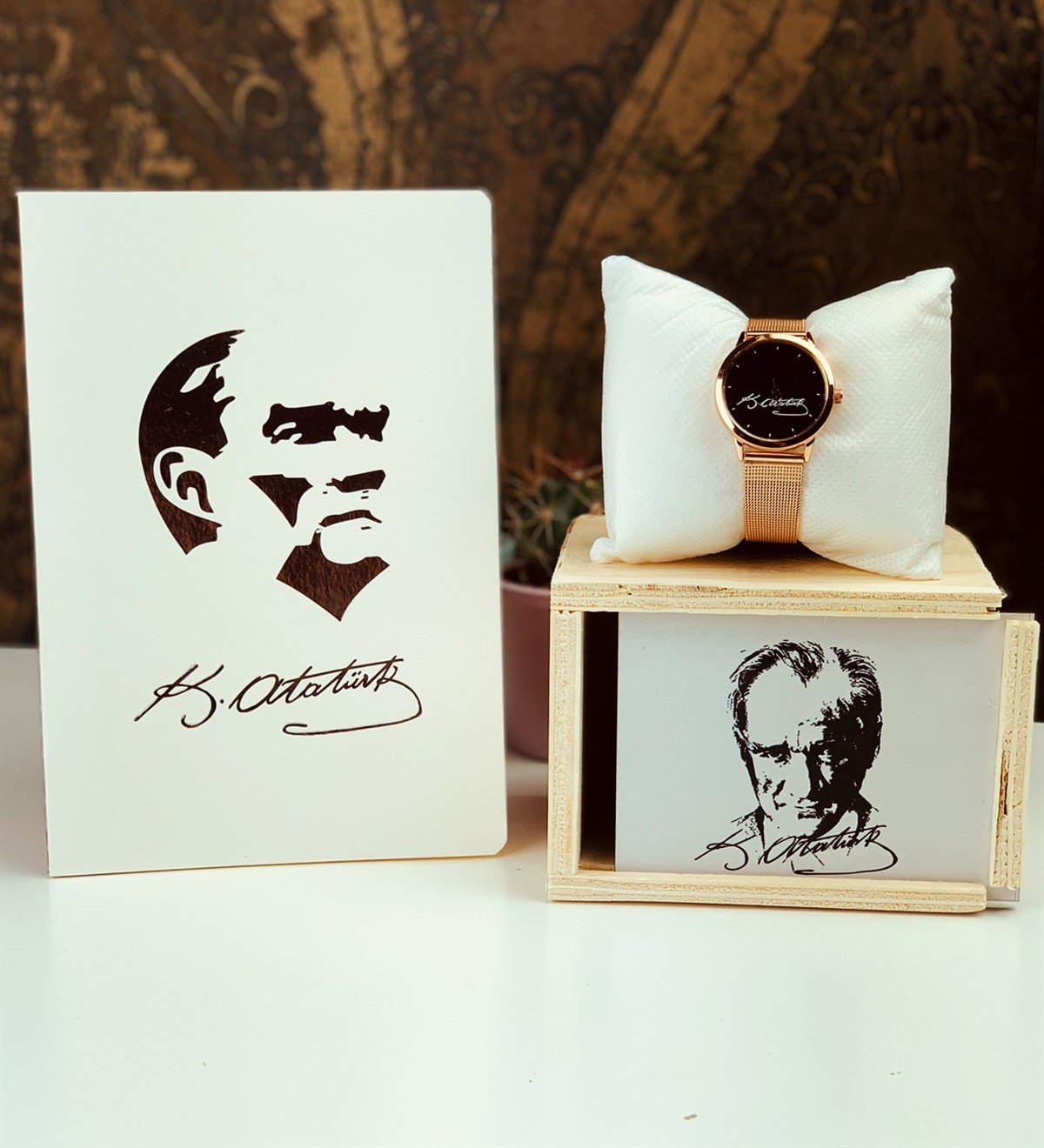M.Kemal Atatürk Tasarımlı Kutulu Gold Hasır Kordonlu Saat Ve Defter SetiGiftmodaAtatürk-Gold-Saat-Defter-Set