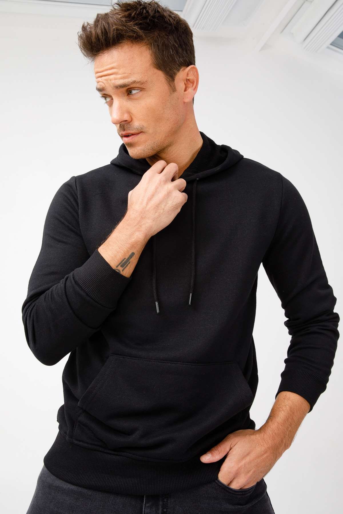 Erkek Siyah Modernfit / Ekstra Dar Kalıp Kapşonlu Fermuarsız Sweatshirt
