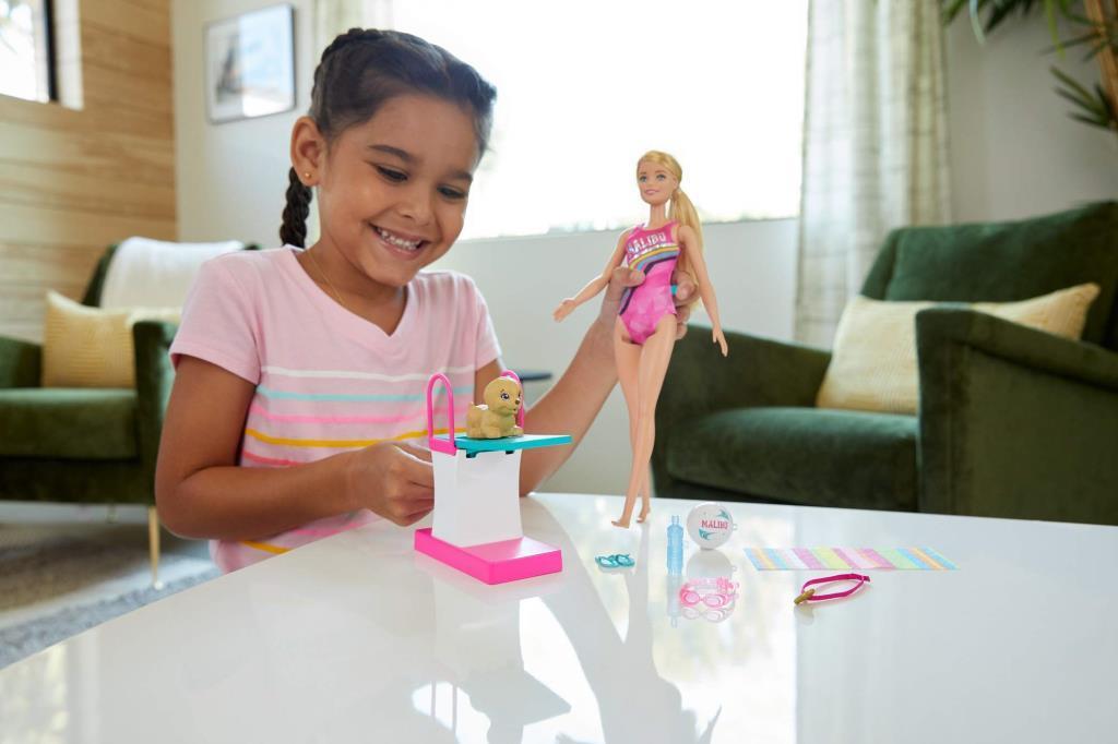 barbieBarbie Seyahatte Yüzücü Barbie Oyun Seti - 30 cm Bebek Dalış Tahtası ve Köpeği Dahil GHK23