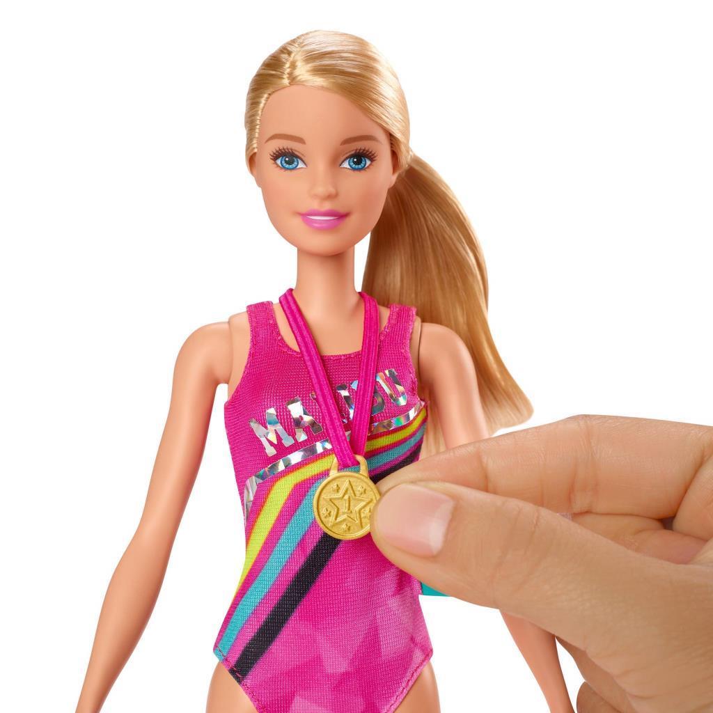 barbieBarbie Seyahatte Yüzücü Barbie Oyun Seti - 30 cm Bebek Dalış Tahtası ve Köpeği Dahil GHK23