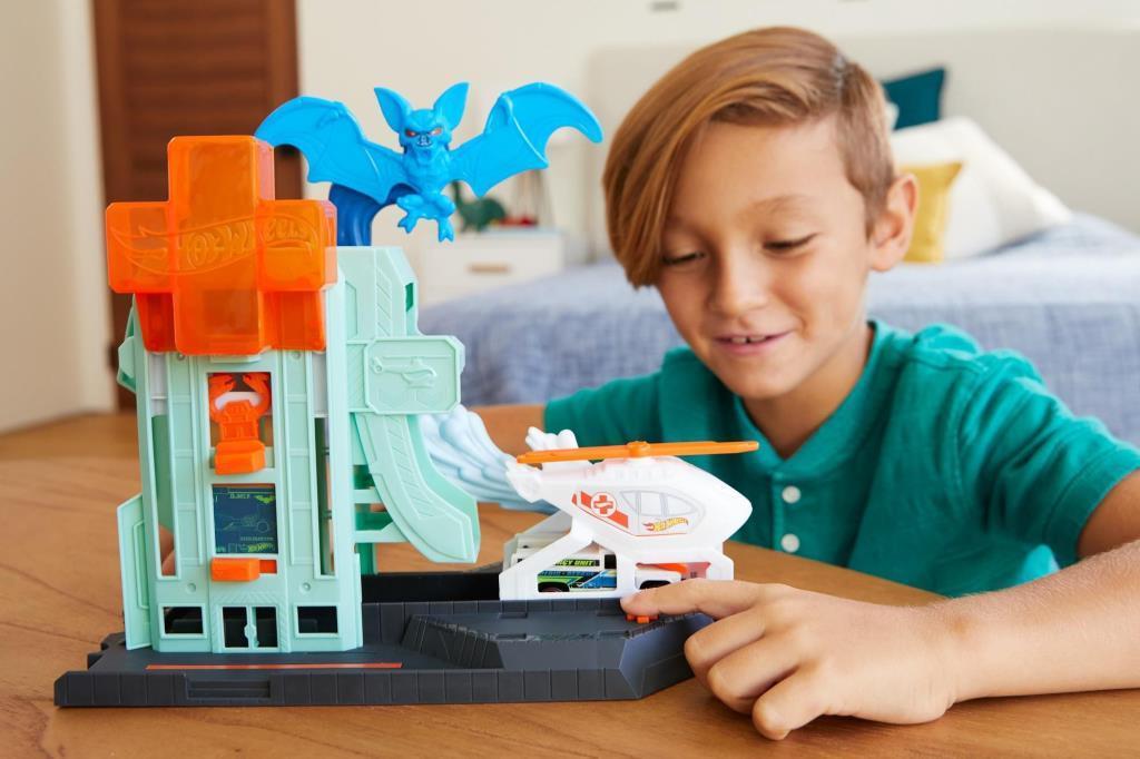 HOTWHEELSHotwheels Hot Wheels Şehirde Yaratıcılık Macerası Oyun Setleri FNB05 GJK90 Yarasanın Hava Saldırısı