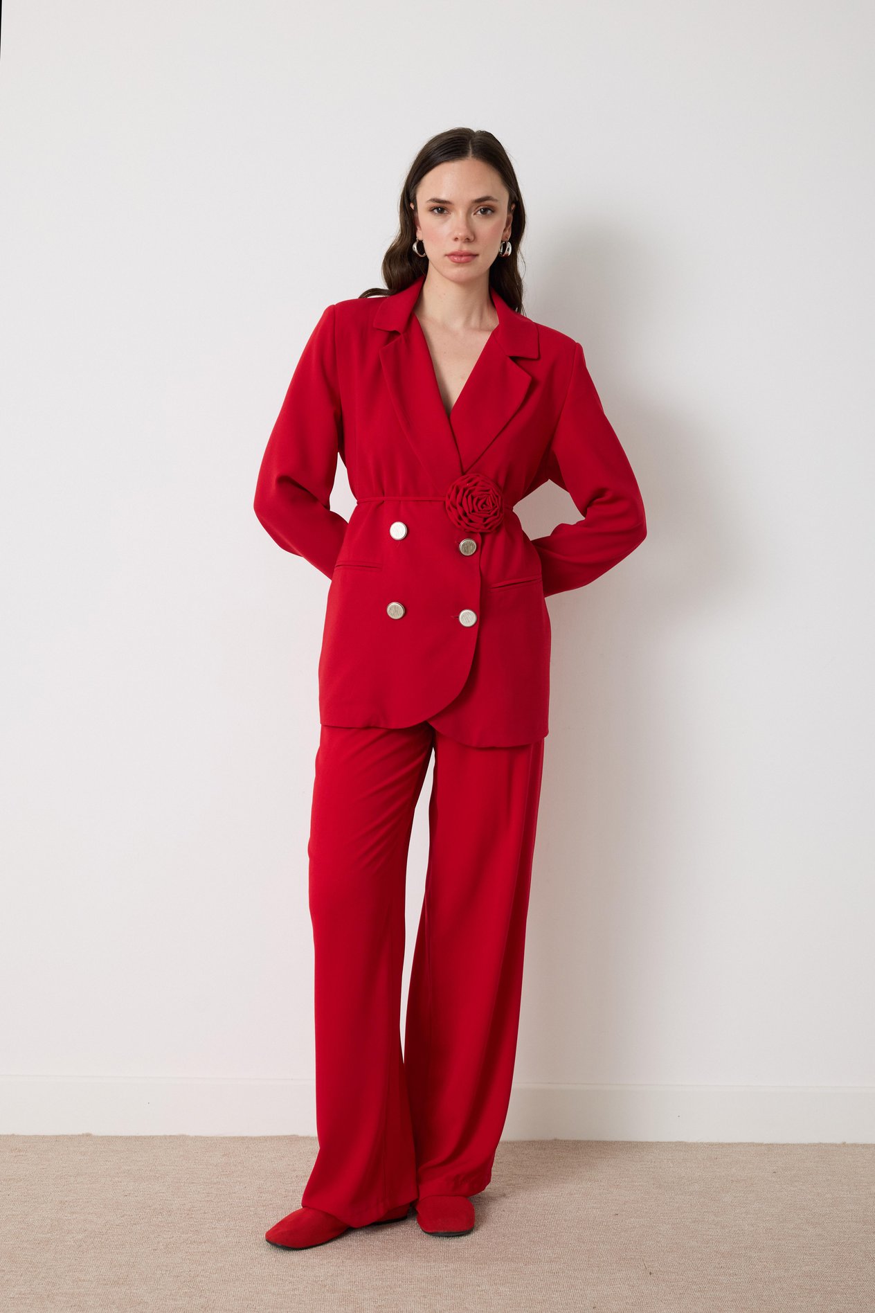 Gül Aksesuarlı Blazer Ceketli Takım - Kırmızı